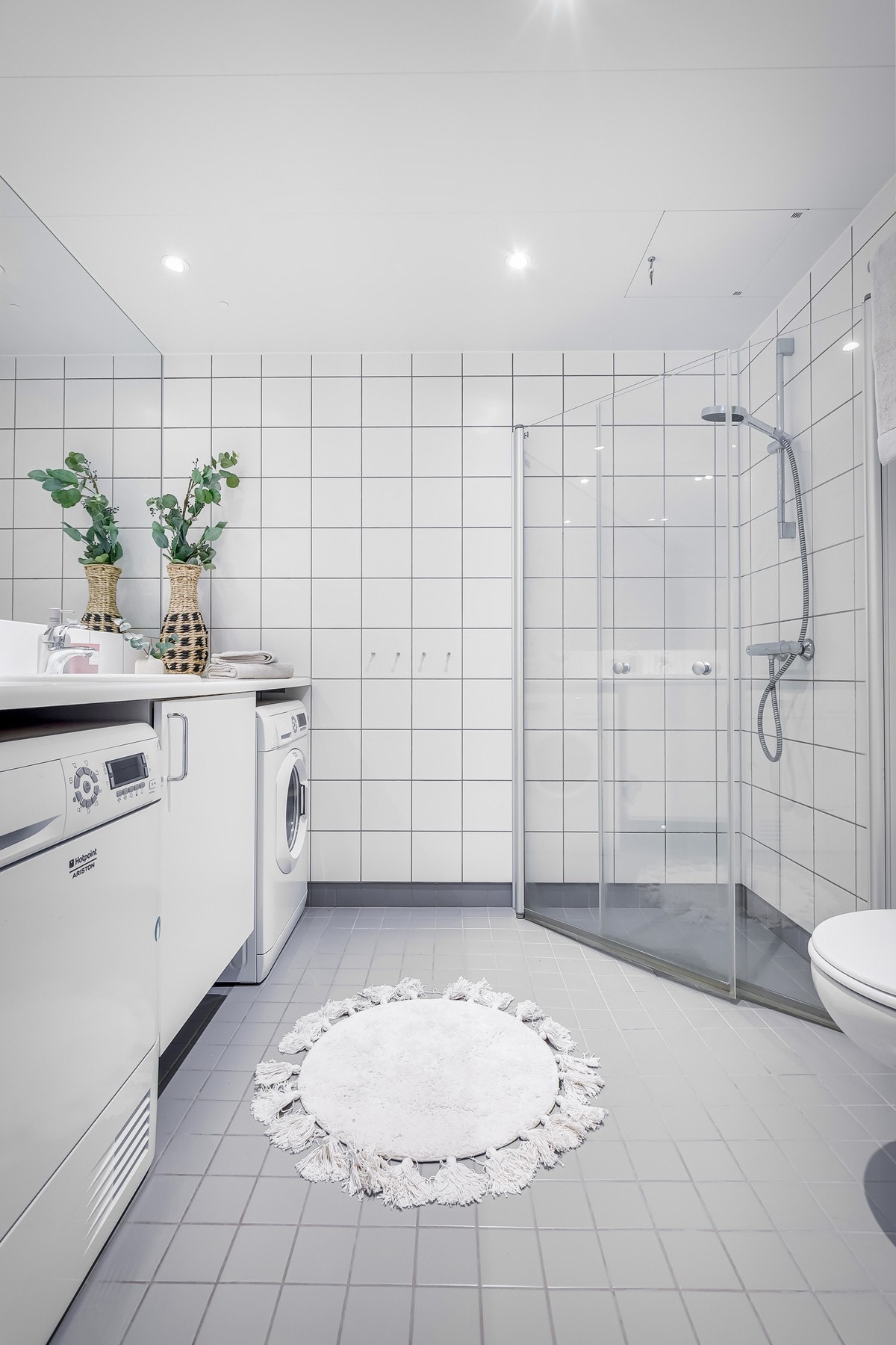 Pent, flislagt baderom fra byggeår som er både tidløst, praktisk og romslig. Galleribilde
