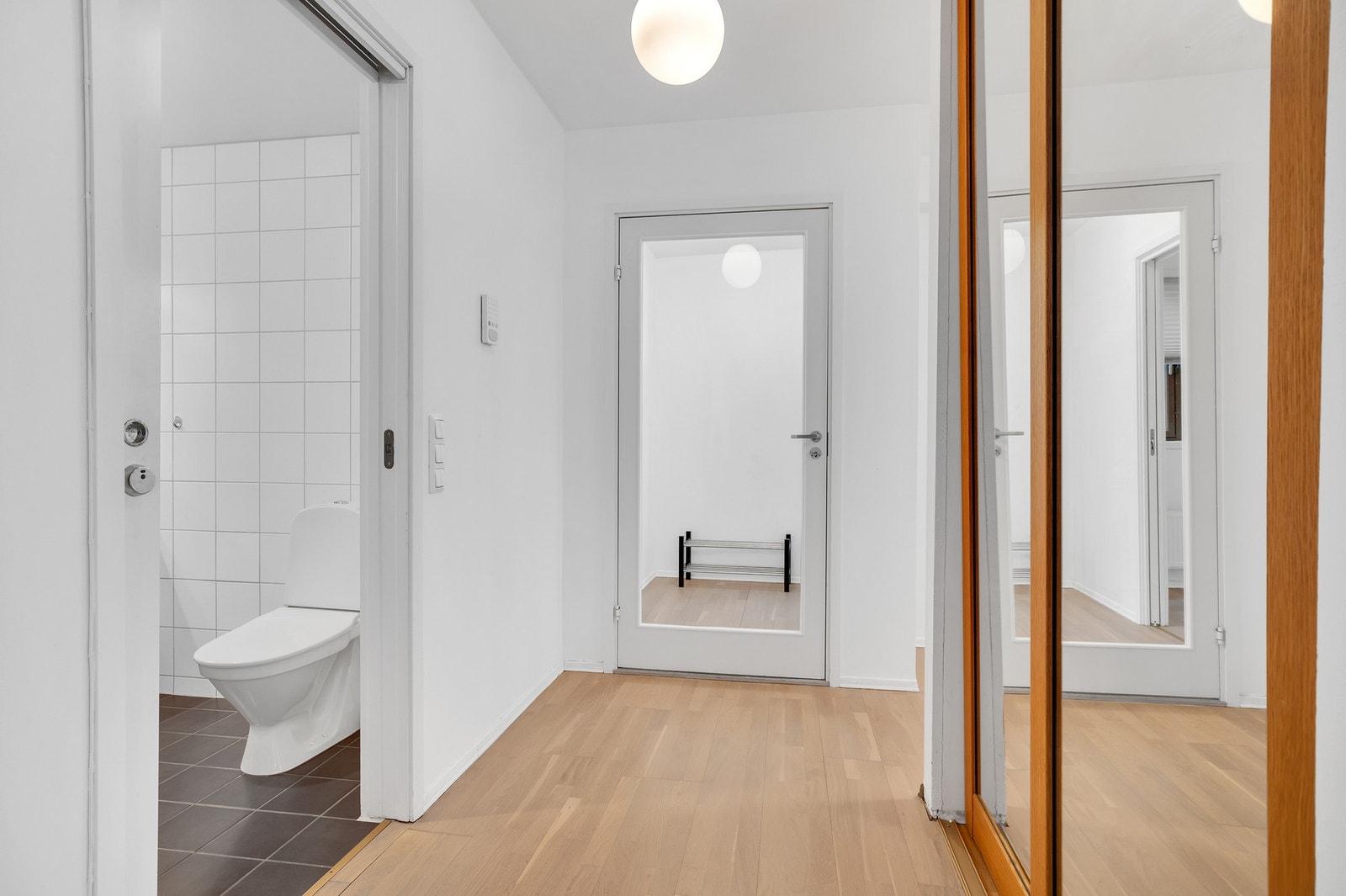Lett tilgang til baderommet fra entrè. Galleribilde