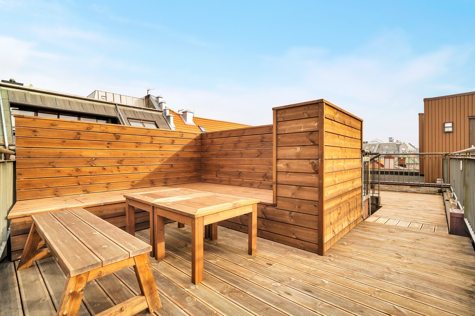 Bygget har felles takterrasse som er ypperlig å benytte seg av i sommerhalvåret. Galleribilde