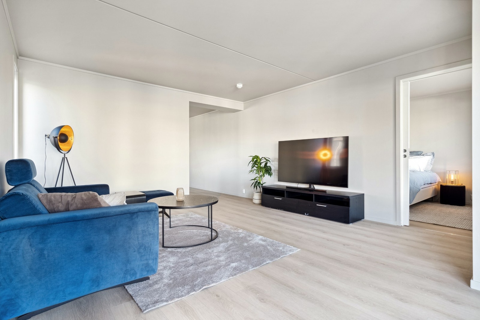 Romslig stue - soverom til høyre og rett fram kommer du til kjøkken, soverom, bad og entreen Galleribilde