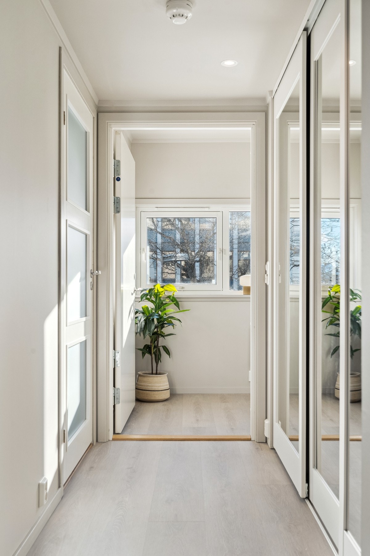 I gangen er det en stor skyvedørsgarderobe - og videre ut er entreen - soverom til venstre Galleribilde