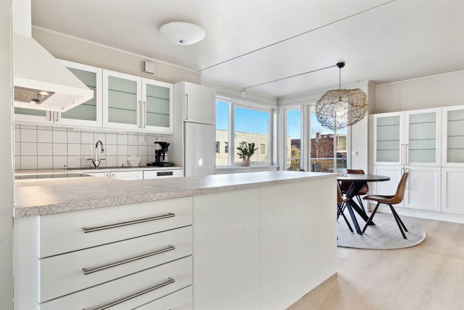 Kjøkkenet er romslig og godt med benk og skap, i tillegg utgang til balkong og god plass til spisebord. Galleribilde