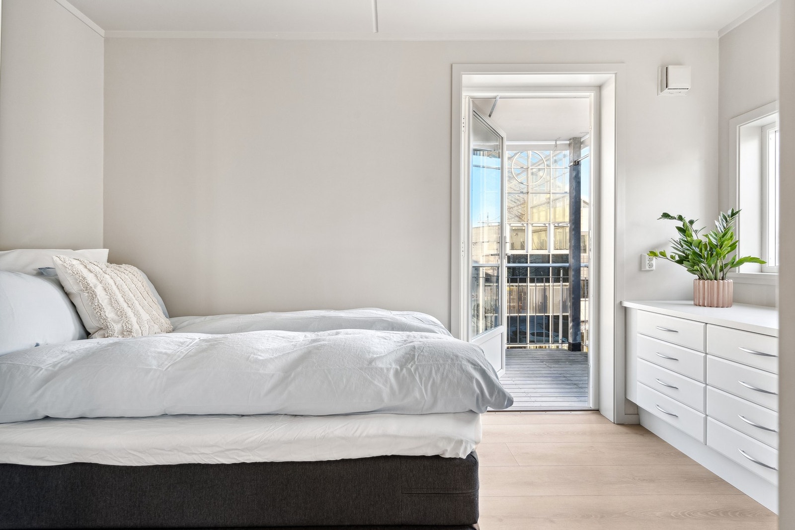 Dette soverommet er ved spisestuen og har utgang til balkong og pen plassbygd innredning. Galleribilde