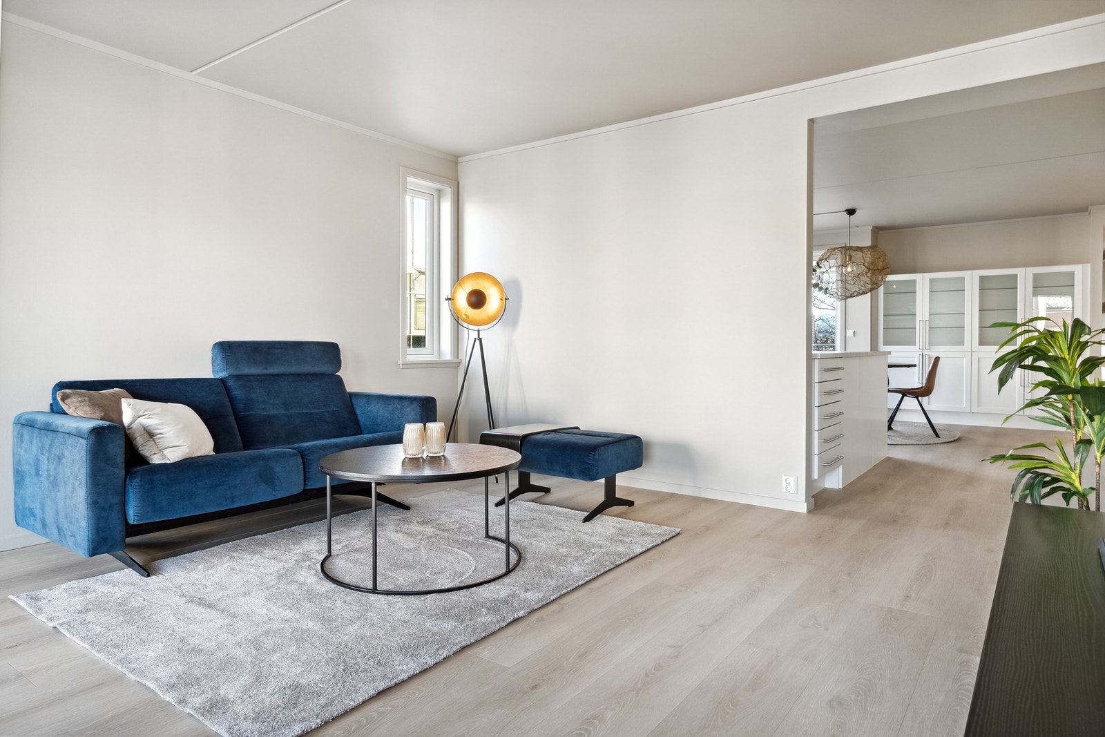 Stuen er holdt i lyse farger, nytt og stilfullt gulv er lagt i 2024 Galleribilde