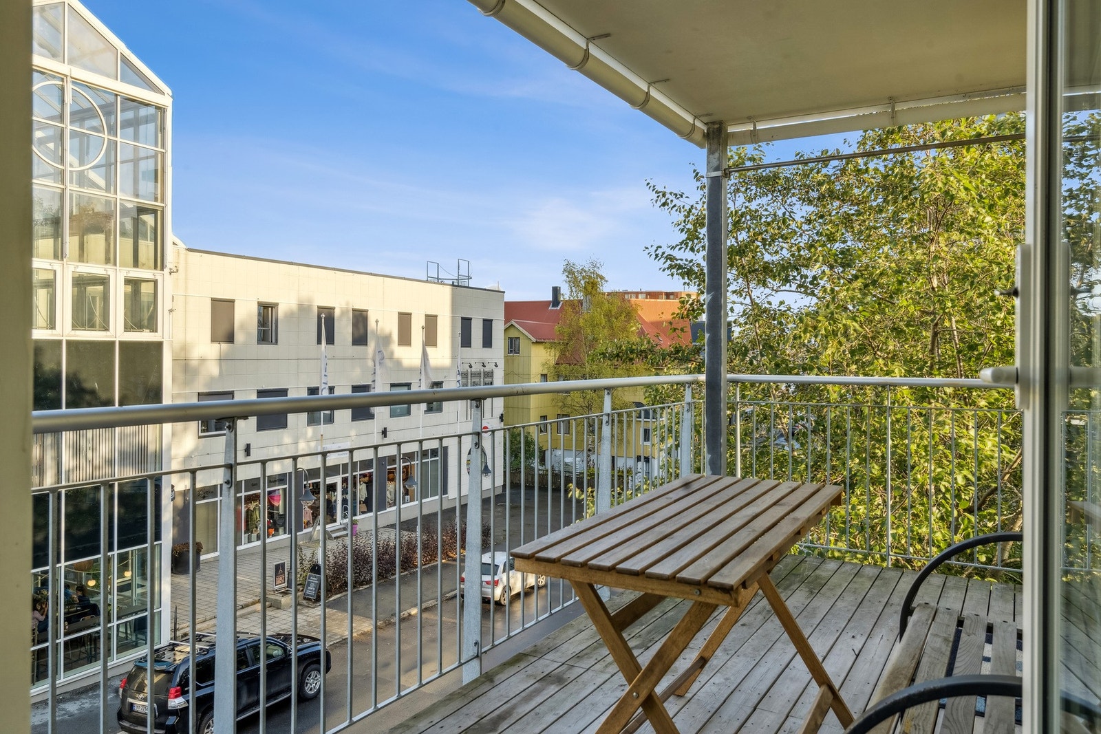 Leiligheten har to balkonger - denne har utgang fra kjøkken og et av soverommene Galleribilde