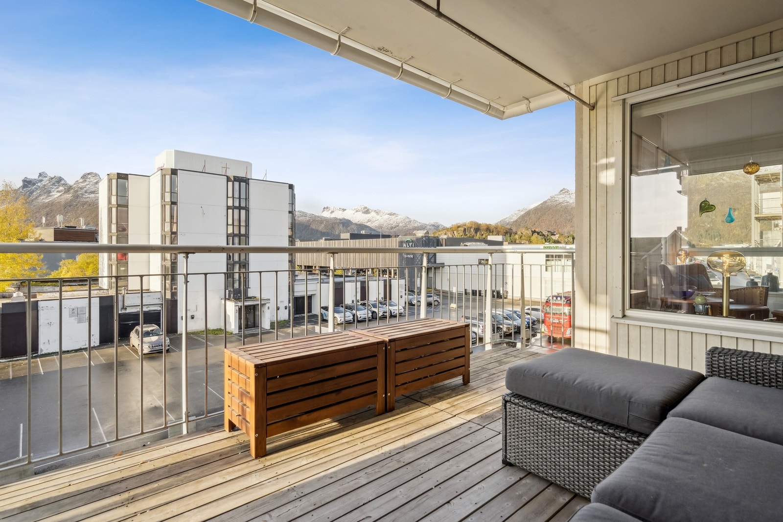 Romslig balkong med utgang fra stuen Galleribilde