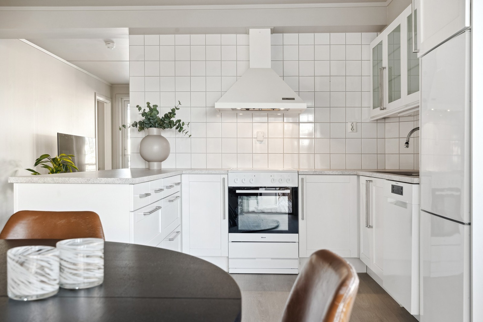 Romslig innredning med mye benkplass og oppbevaringsmuligheter - god plass for spisebord. Galleribilde