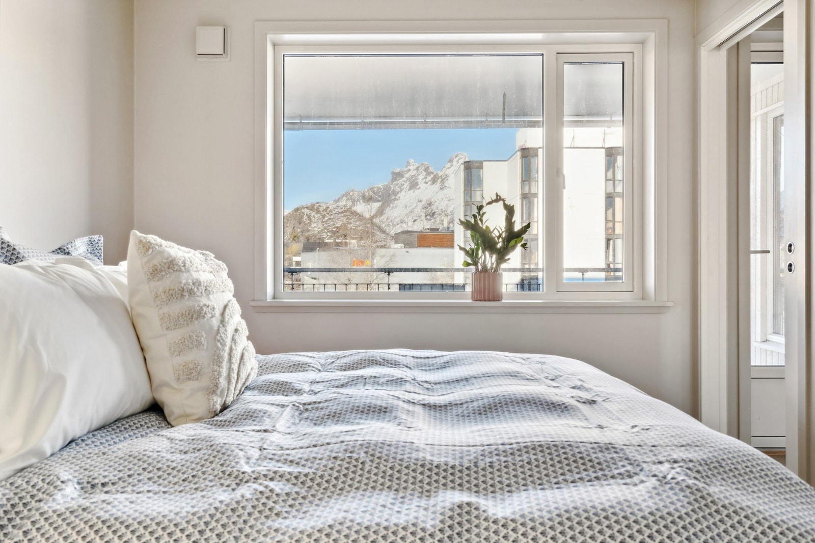 Dette soverommet har adkomst via skyvedør til stuen eller via walk-in-garderobe og bad. Galleribilde