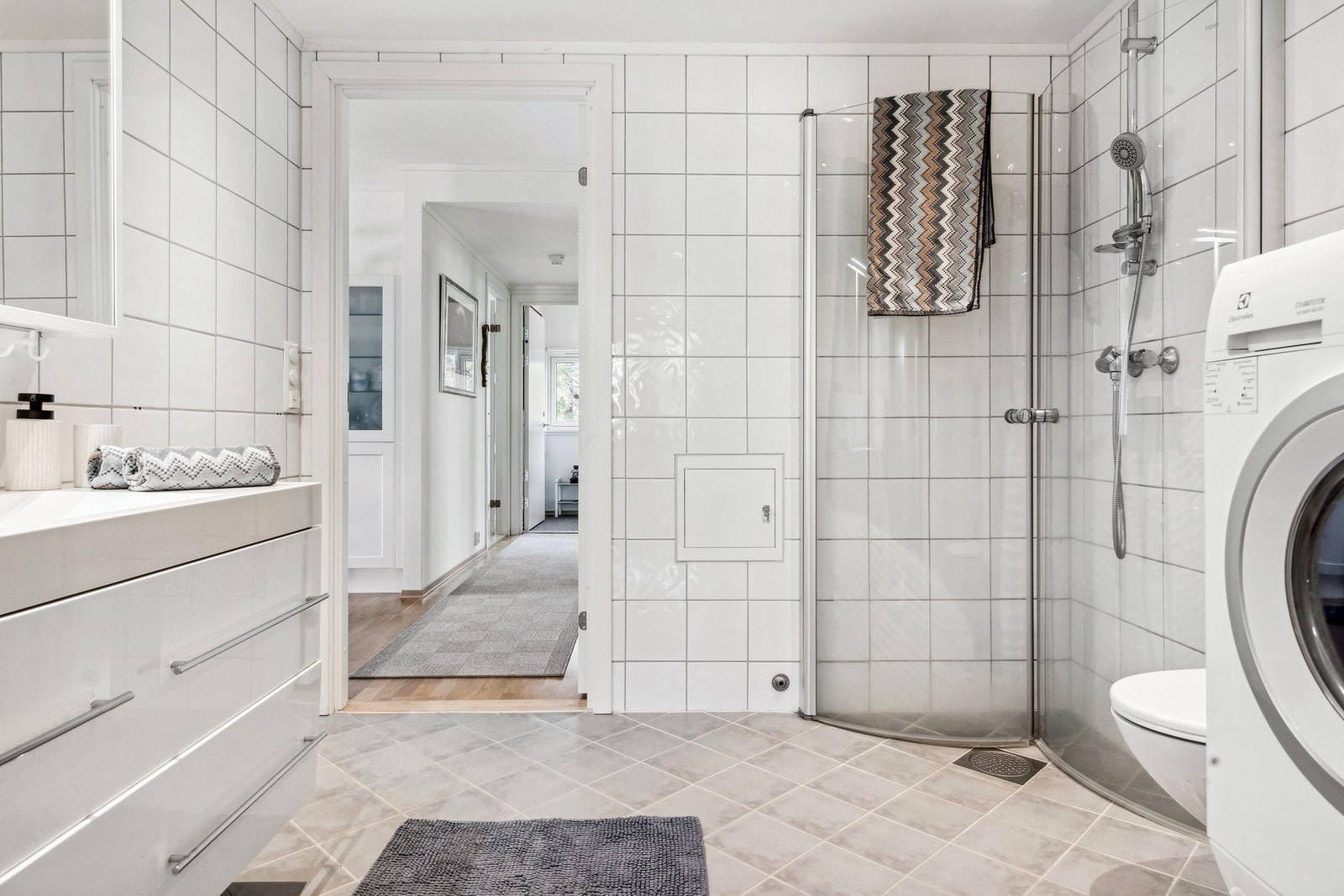 Bad/vaskerom - her ser du ut mot kjøkkenet og videre ut i entreen. Bildet før gulvet i stue/gang ble skiftet. Galleribilde