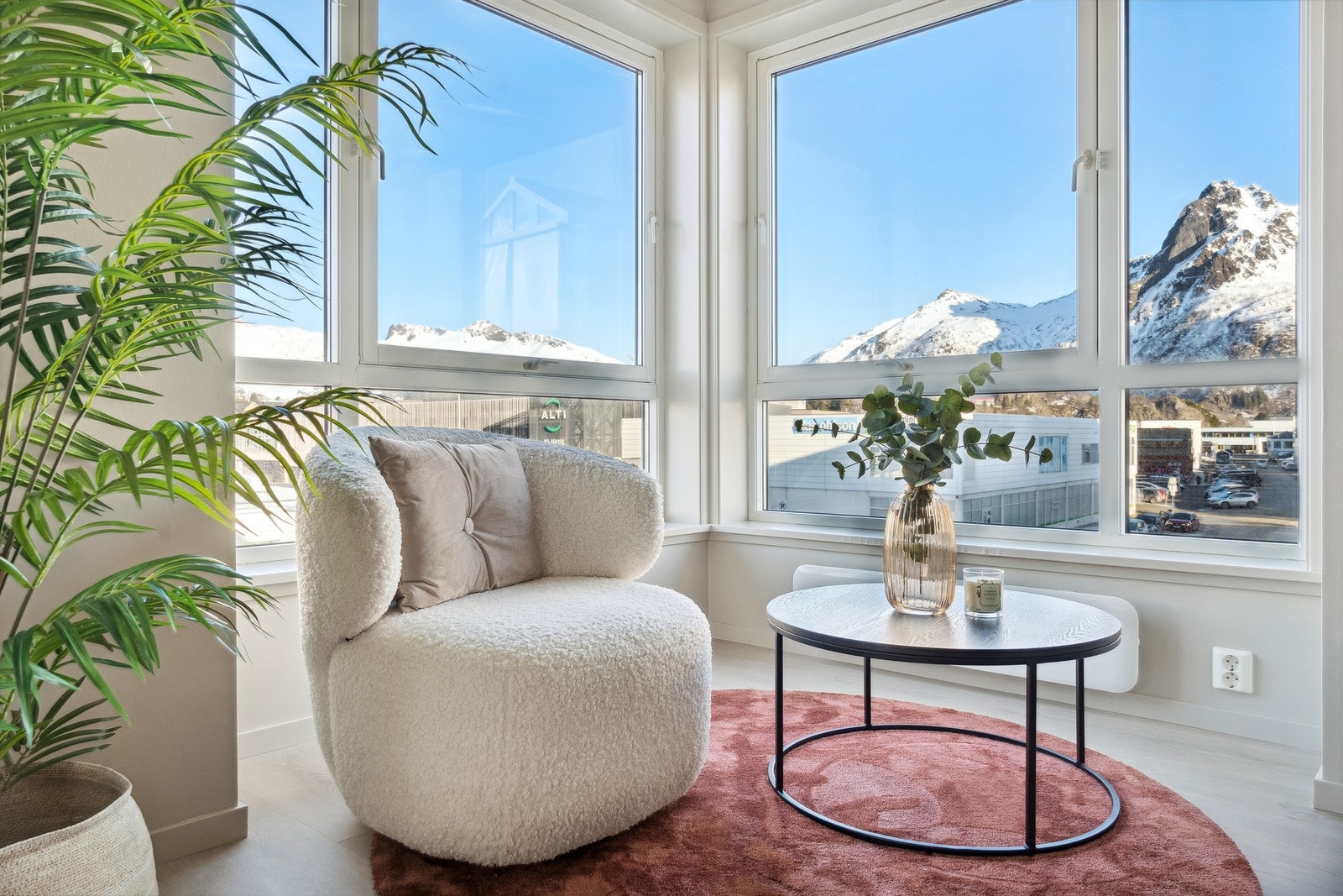 Fra vinduene i stuekroken kan du skue utover mot byen eller videre innover marka Galleribilde