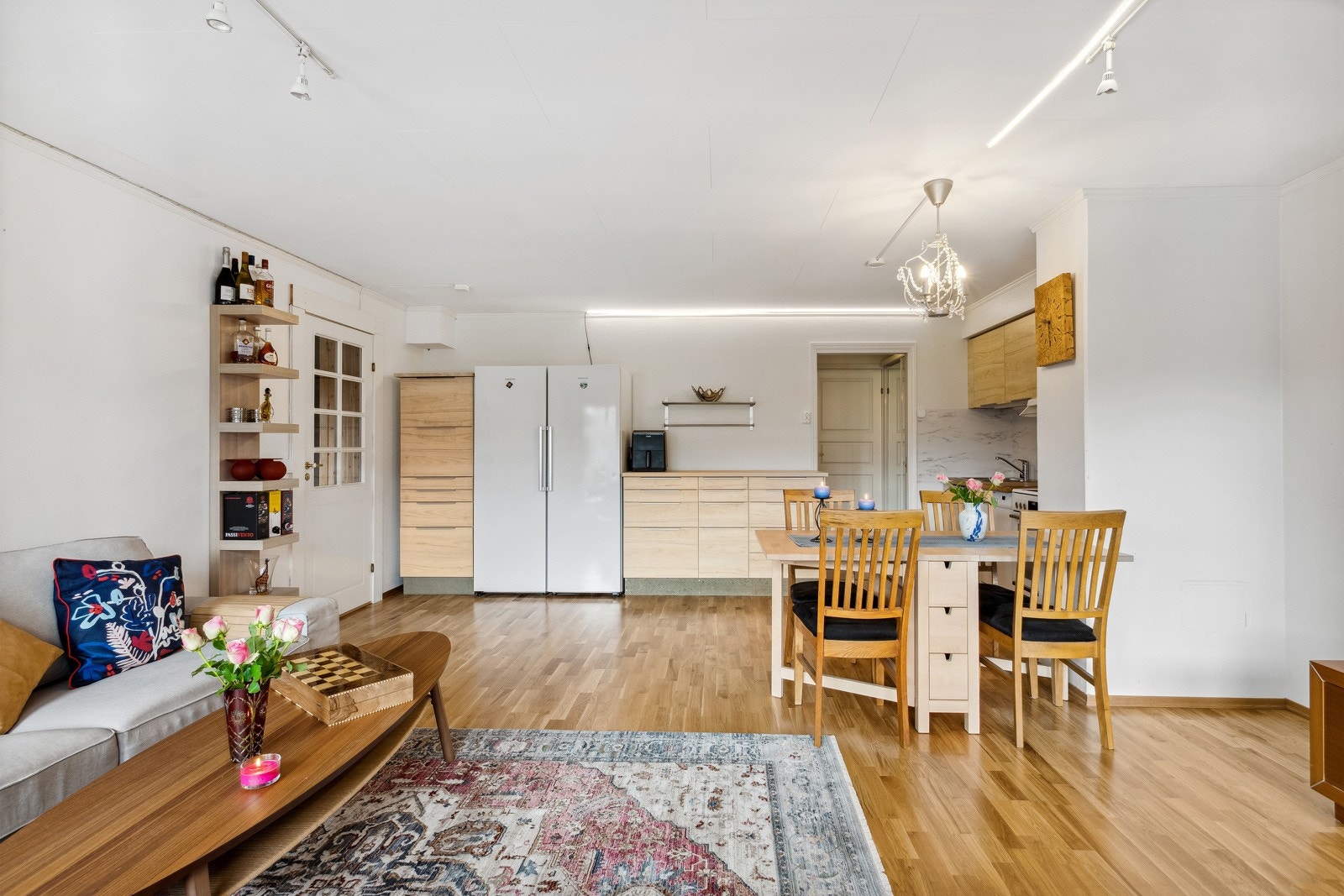 Inn fra entréen kommer vi til en romslig stue i tilknytning til kjøkken, på rause 32 kvm. Galleribilde