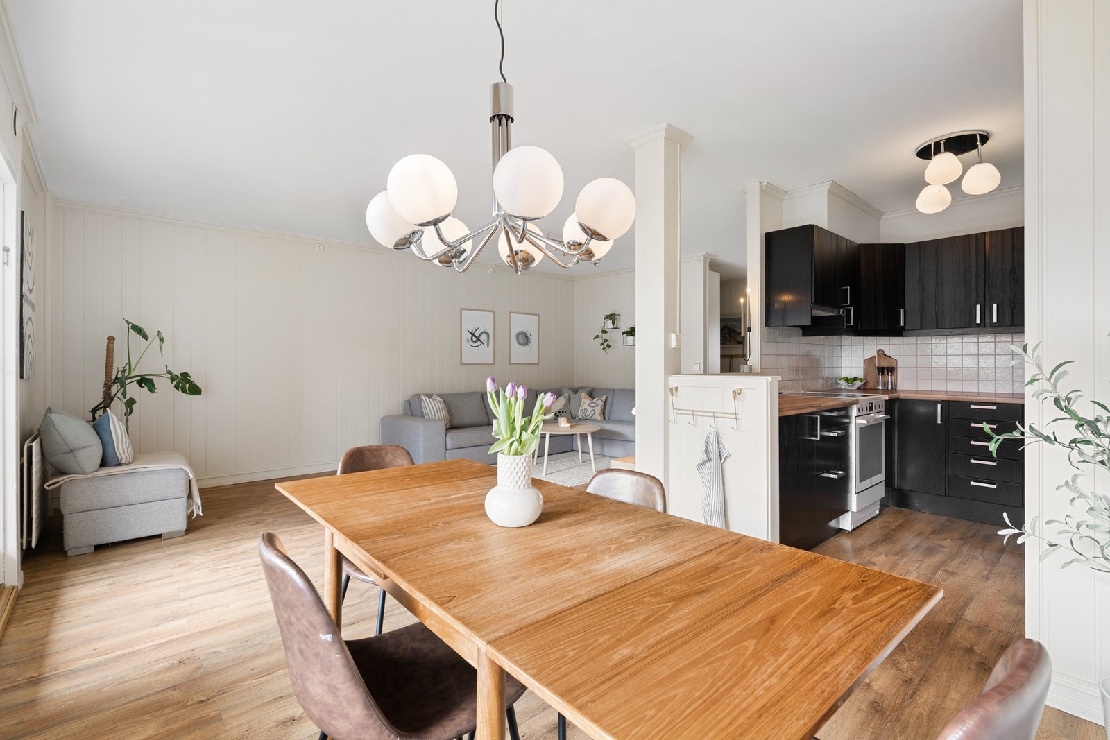 I tilknytning til kjøkken er det god plass til spisebord. Galleribilde