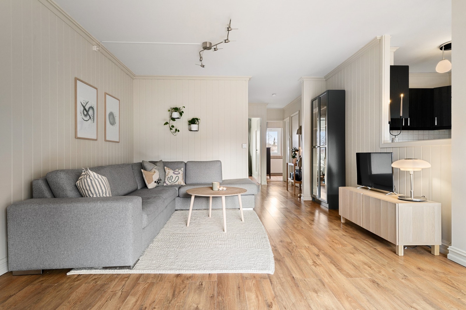 Moderne og romslig med gjennomgående pen standard. Galleribilde