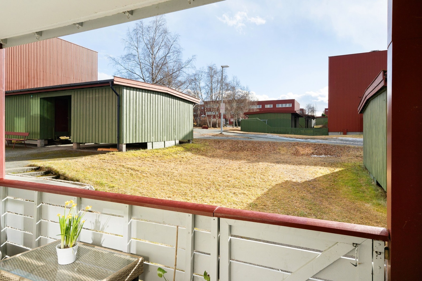 Fra balkong er det direkte nedgang til plen. Galleribilde