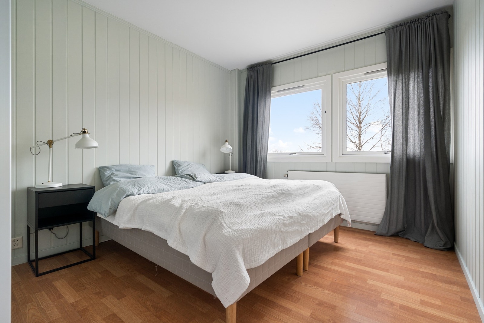 Innbydende hovedsoverom med god plass til dobbeltseng, garderobeskap og tilhørende møblement. Rommet er på omtrent 11 kvadratmeter bruksareal. Galleribilde