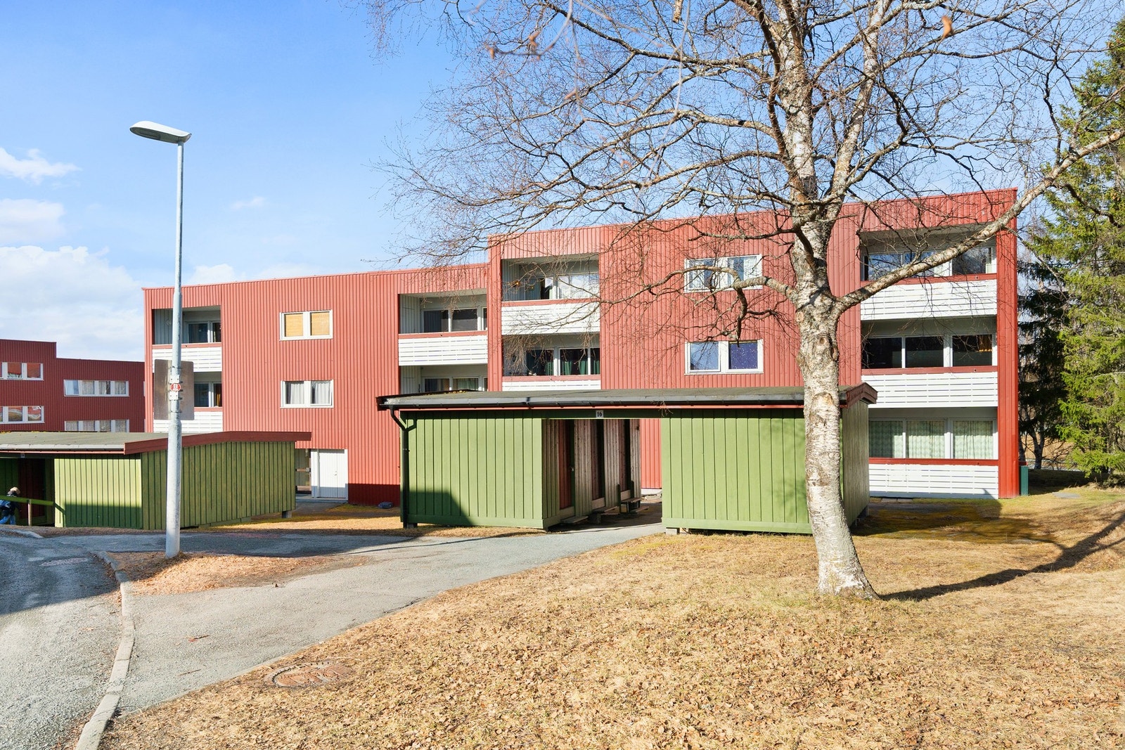 Med leiligheten følger det med parkeringsplass i felles garasjeanlegg. Galleribilde