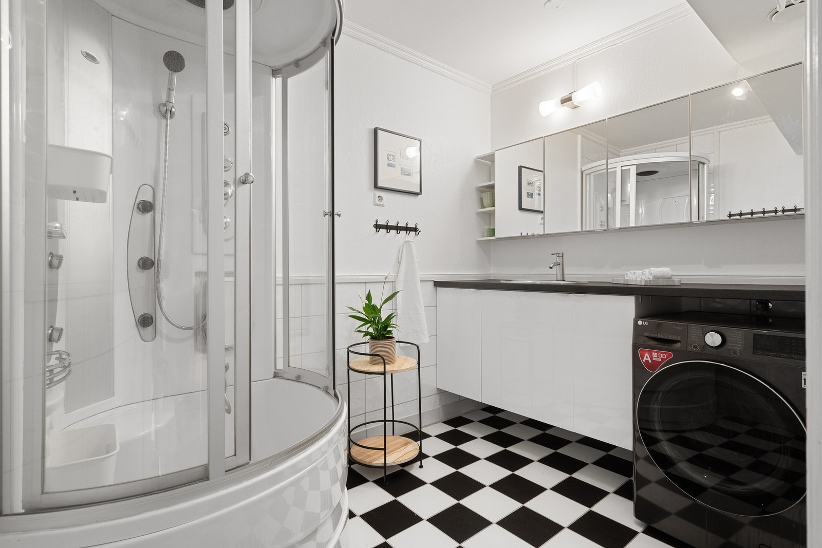 Bad med flislagt gulv med gulvvarme. Galleribilde