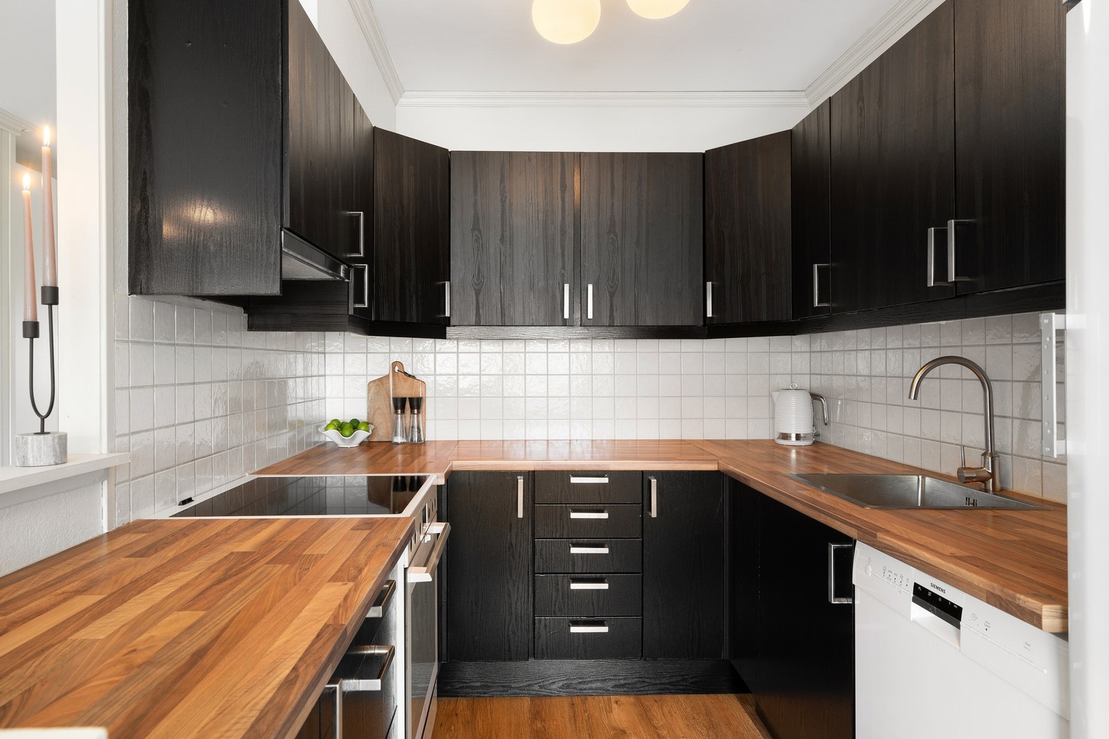 Flott og moderne kjøkken med mye skap og benkeplass. Galleribilde