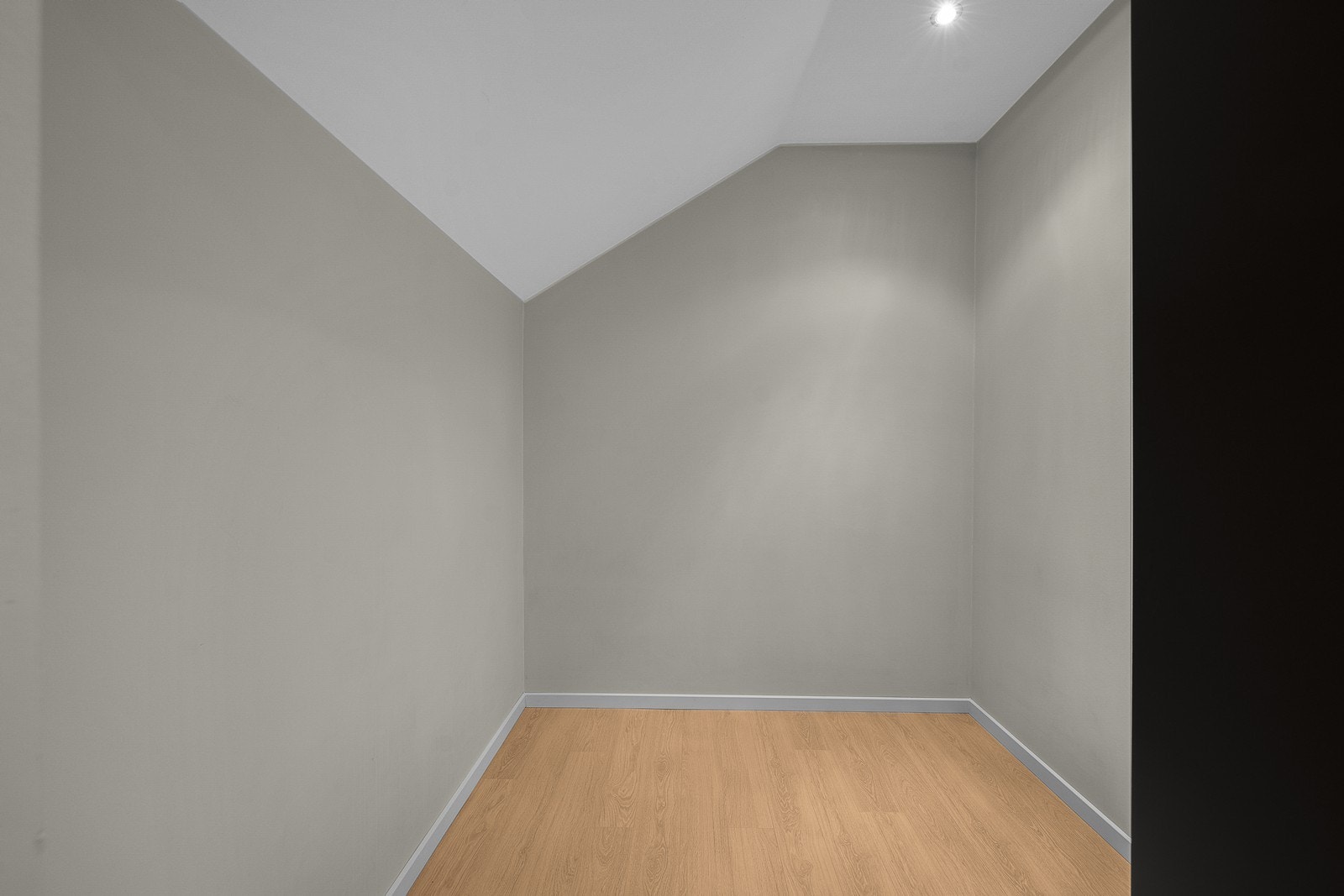 Nøytrale toner og lyse overflater gir dette rommet et rolig preg Galleribilde