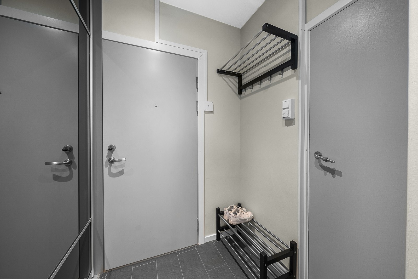 Rommet har et stor skyvedørsgarderobe med speilfronter, hvor det er god lagringsplass. Galleribilde