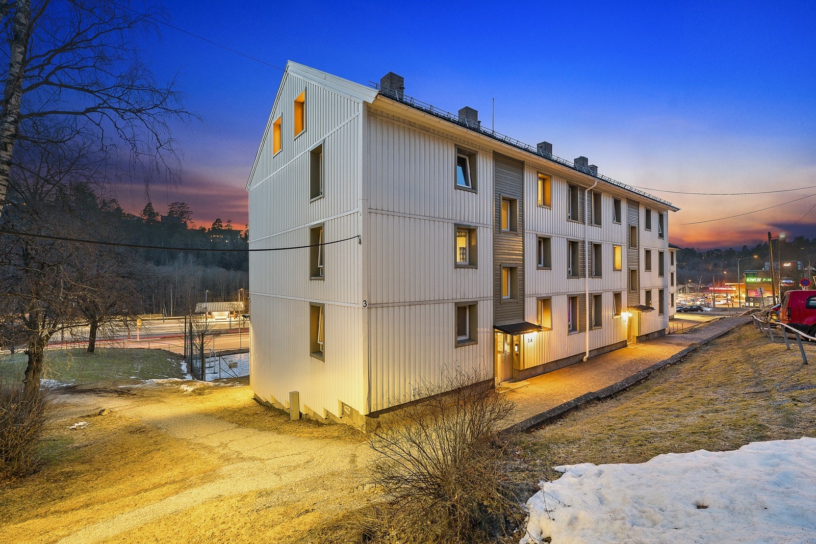 Leiligheten er beliggende sentralt på Hauketo i et veletablert boligområde med blokk-, næring- og småhusbebyggelse. Galleribilde