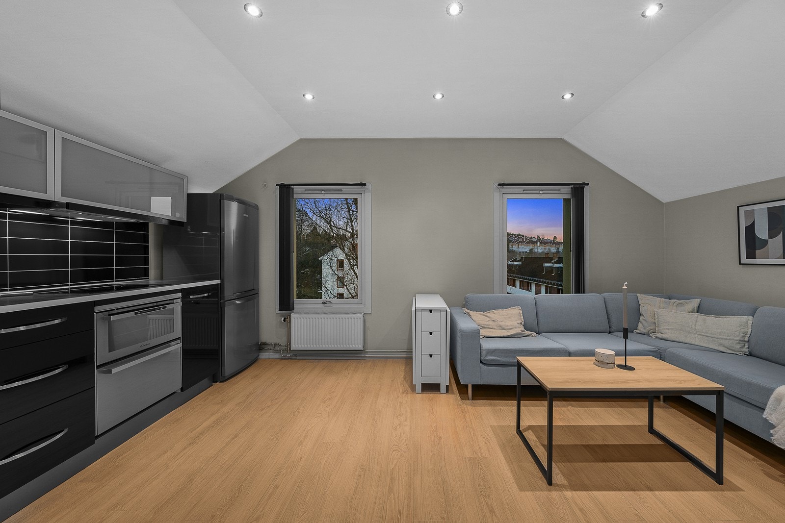 Stue med åpen kjøkkenløsning og god plass til sosiale sammenkomster Galleribilde