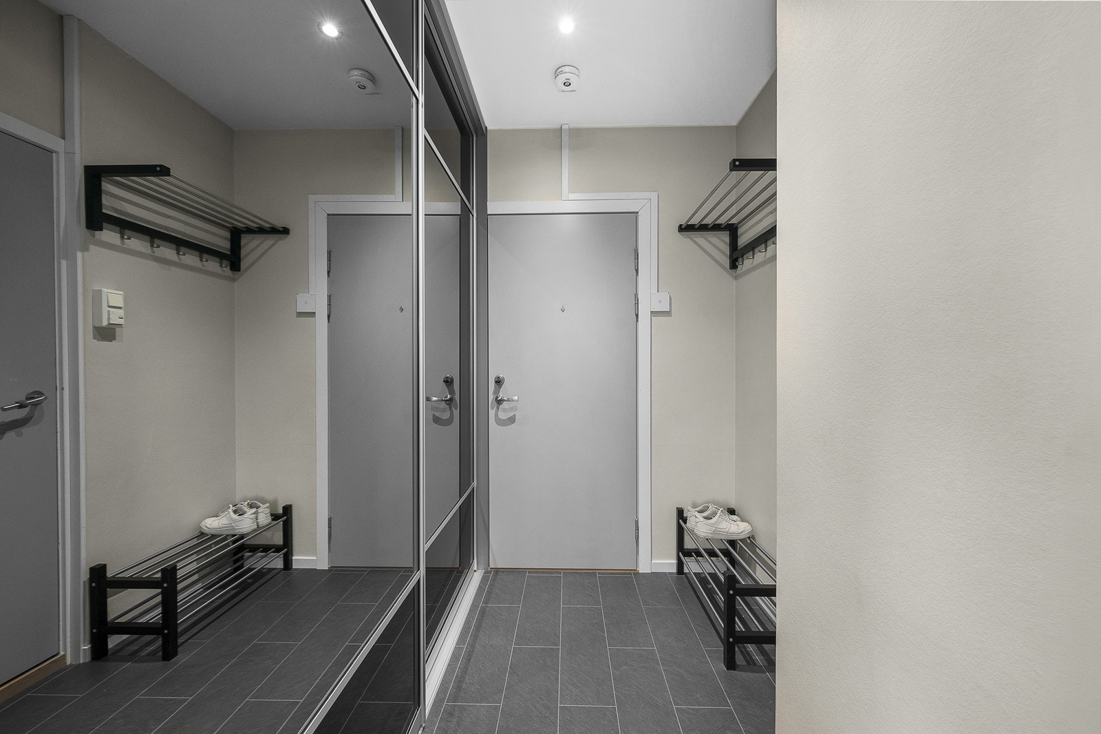 Velkommen inn til en romslig entré hvor det er rikelig plass for oppheng av yttertøy og sko. Galleribilde