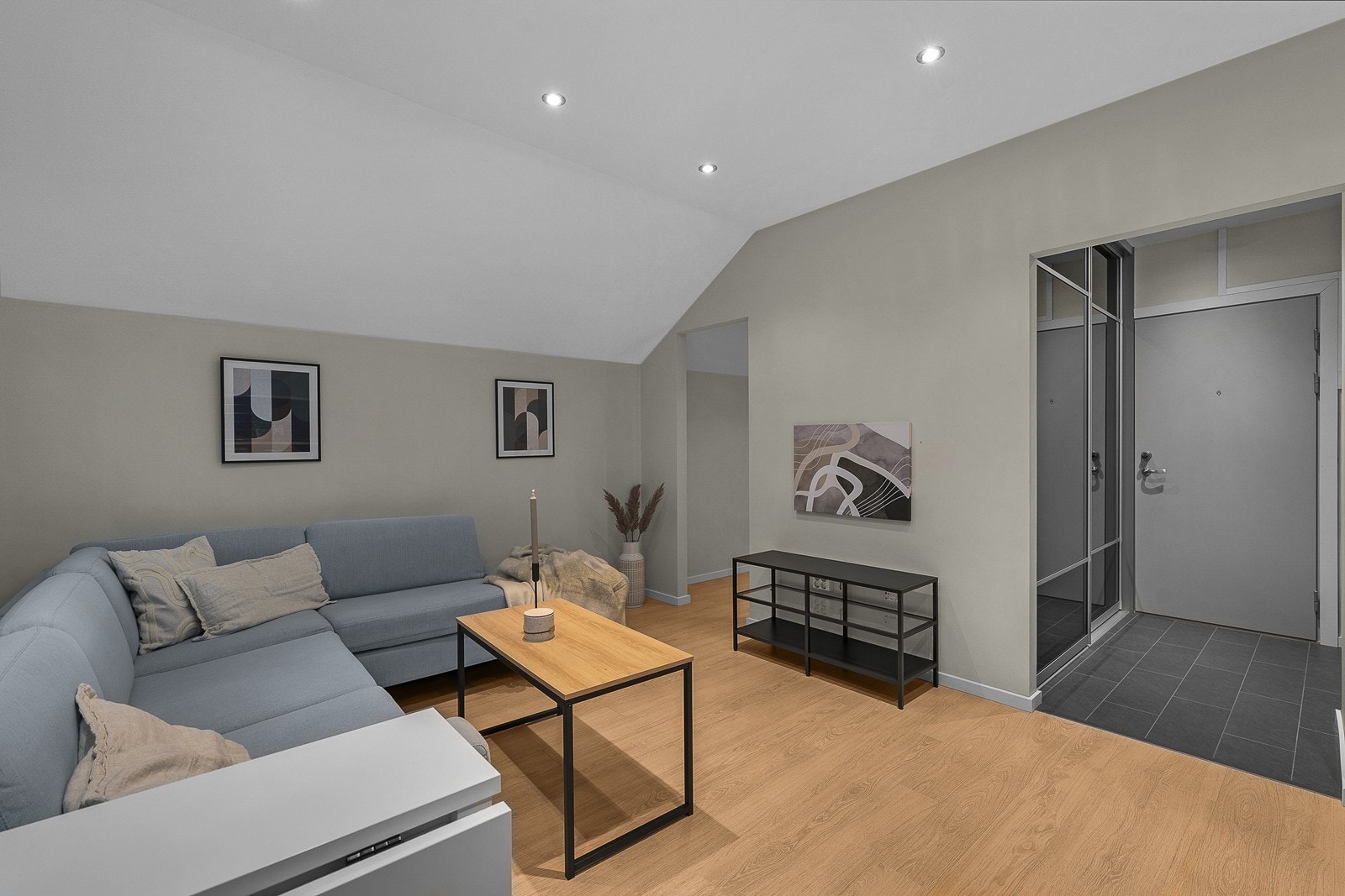 Stue med smart planløsning som leder inn til et romslig sovealkove Galleribilde