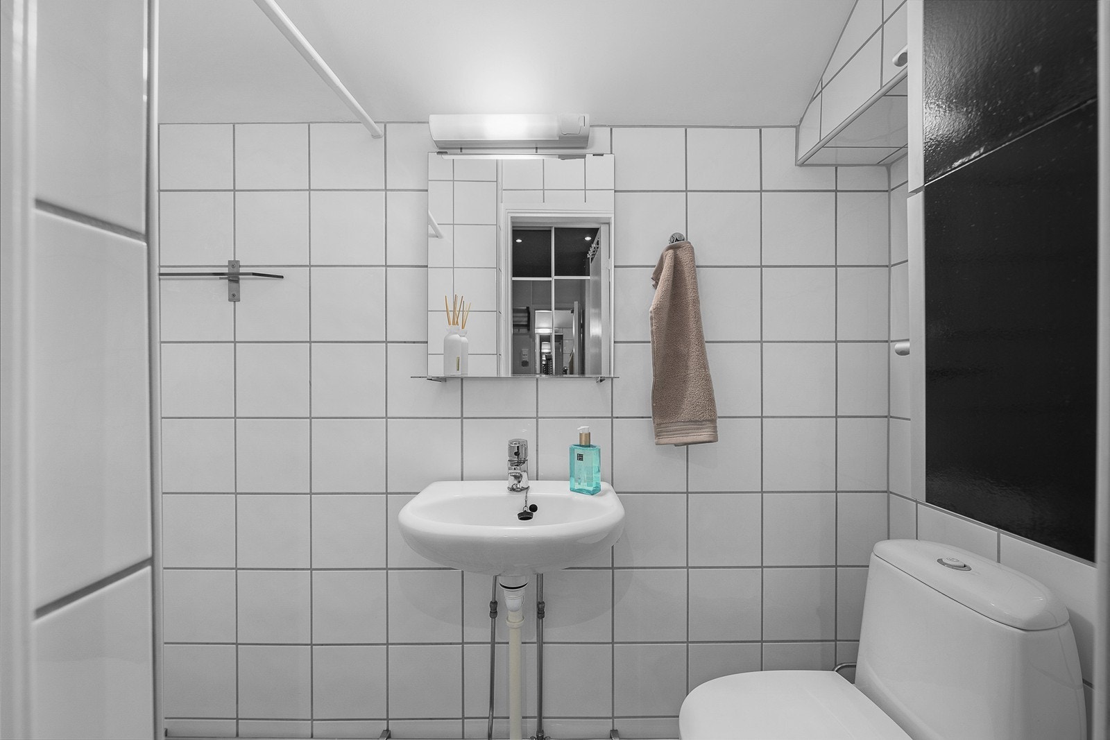 Baderom med klassiske fliser og nødvendige sanitærartikler Galleribilde