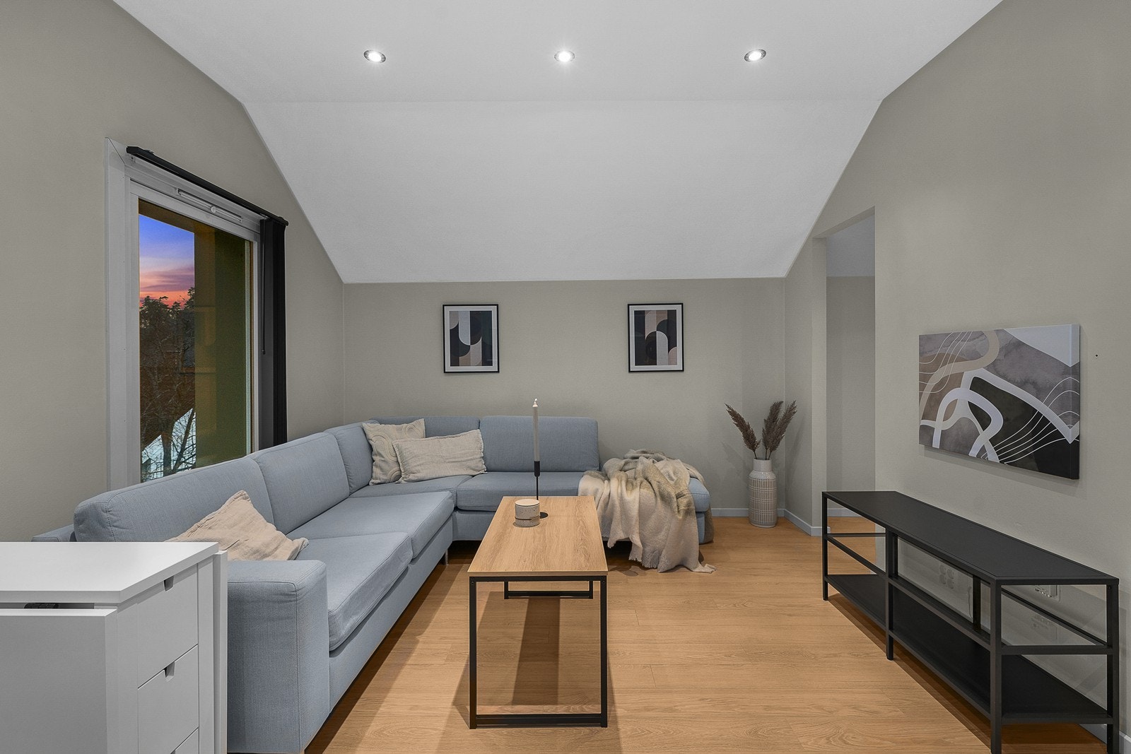 Hyggelig oppholdsrom med gode lysforhold og moderne innredning Galleribilde