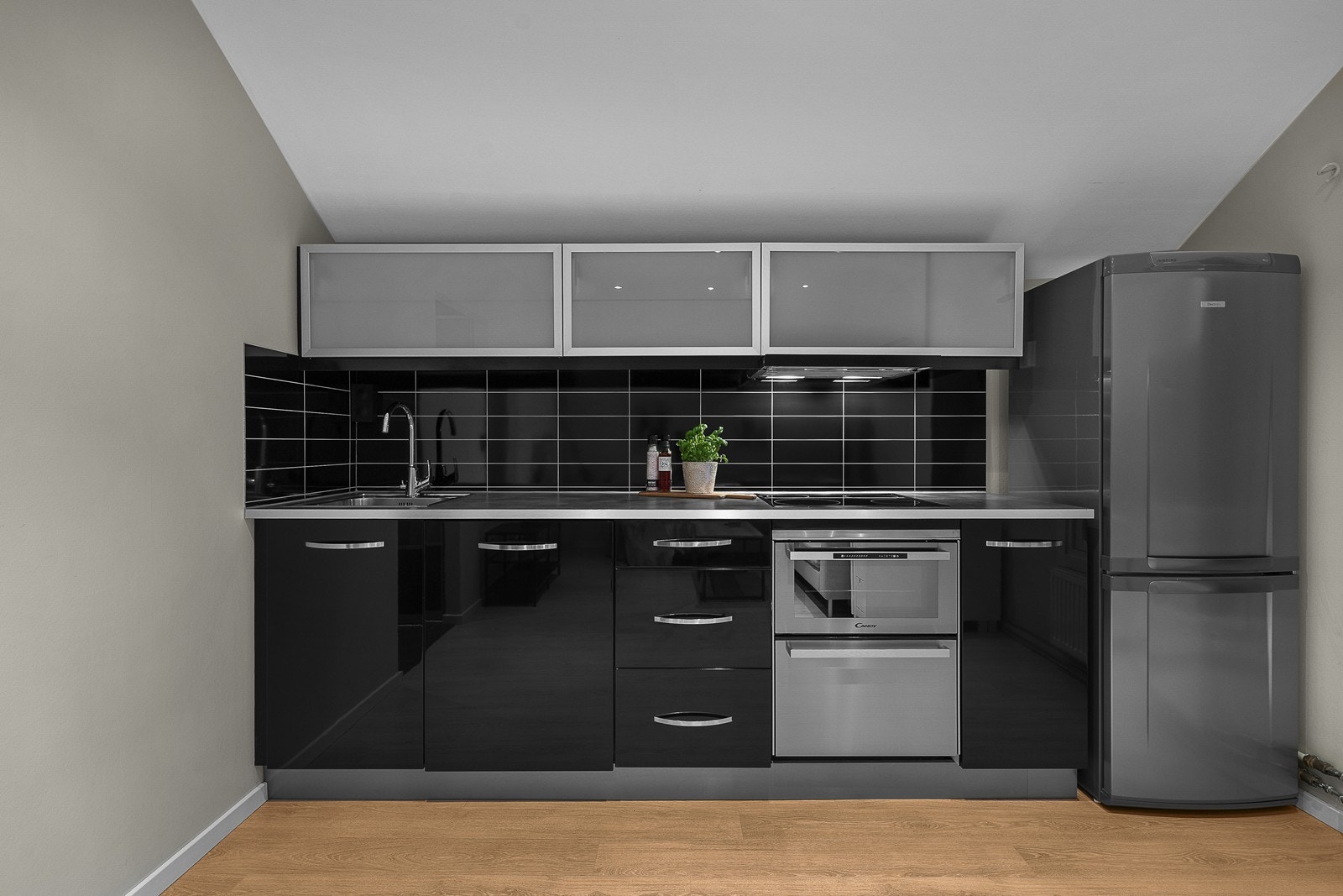 Innredningen består av laminat benkeplate med nedfelt oppvaskkum, og fliser over. Galleribilde