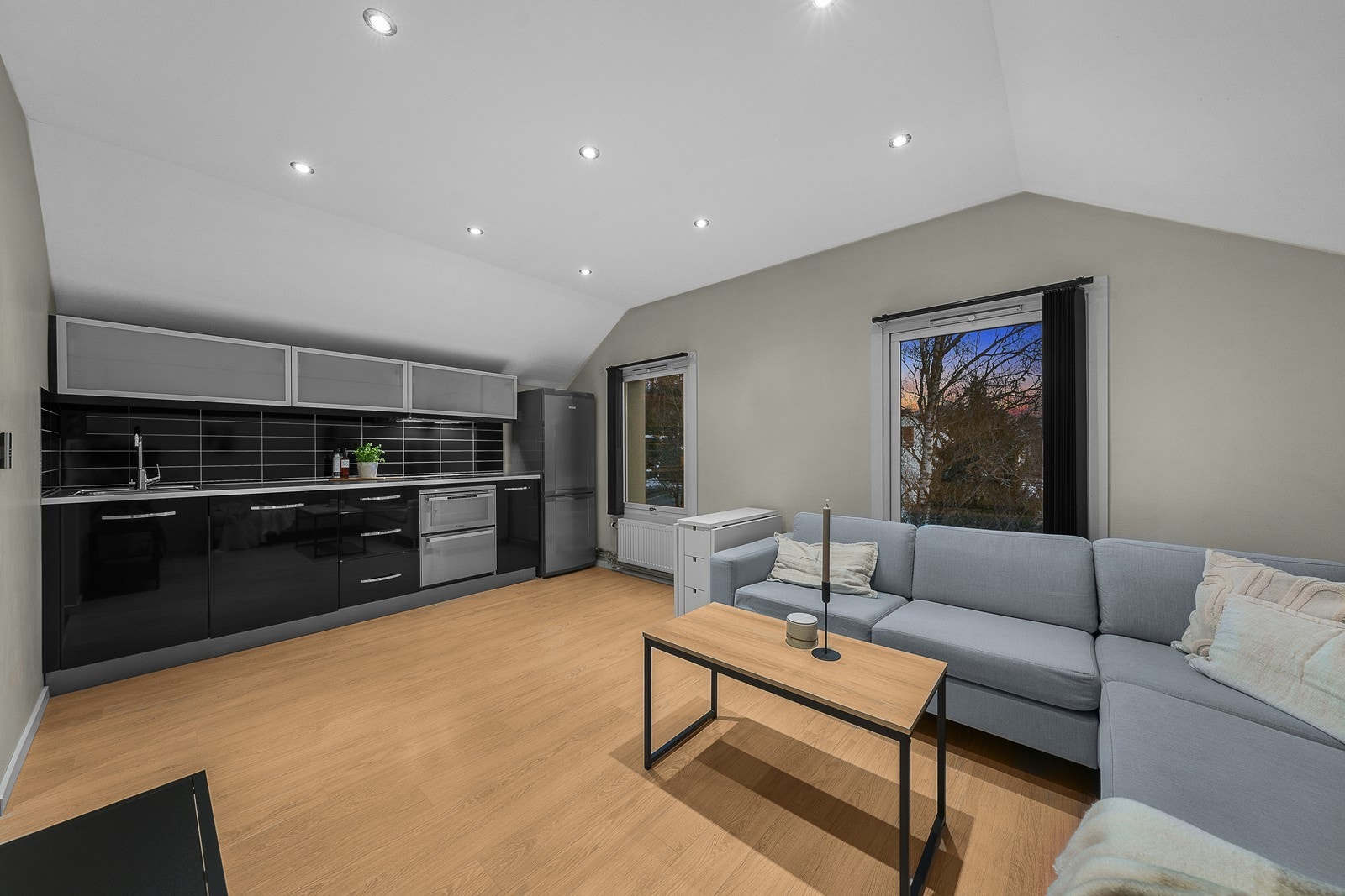 Romslig stue med takhøyde på 252 og spotlysbelysning Galleribilde