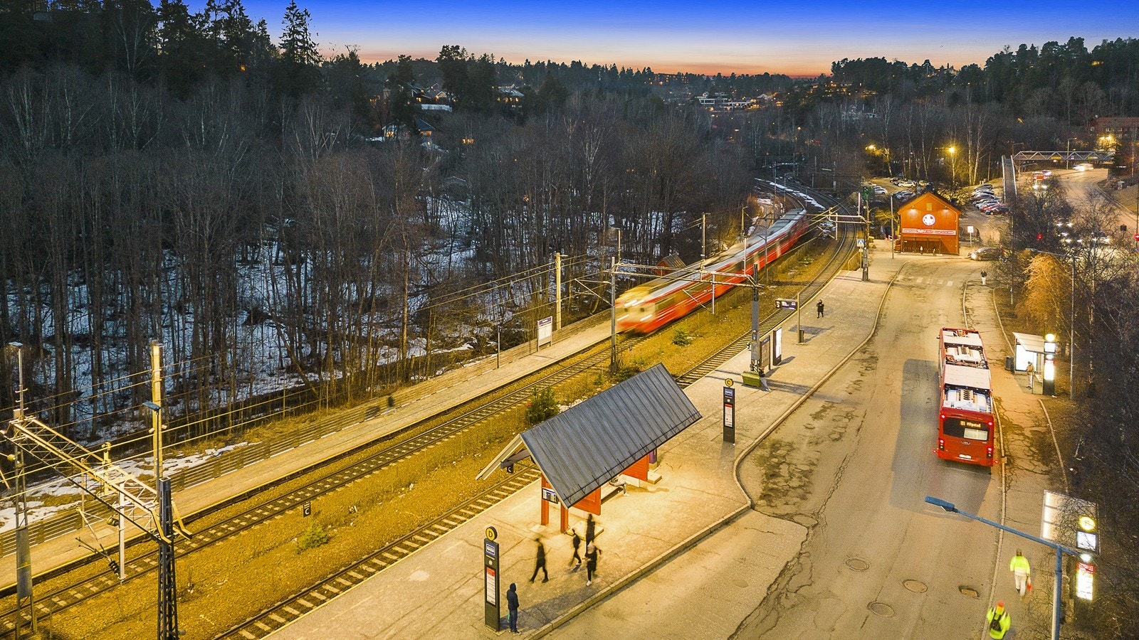 Nærhet til offentlig transport og lokale fasiliteter. Toget tar ca. 10 min til Oslo S Galleribilde