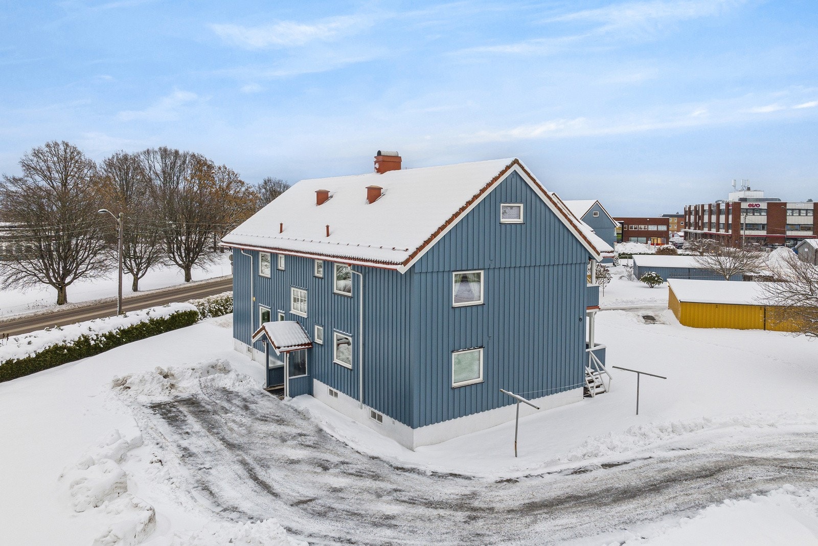 Eiendommen ligger i et populært boligområde i kort avstand fra dagligvare, Nordbyen kjøpesenter og fine turområder. Galleribilde