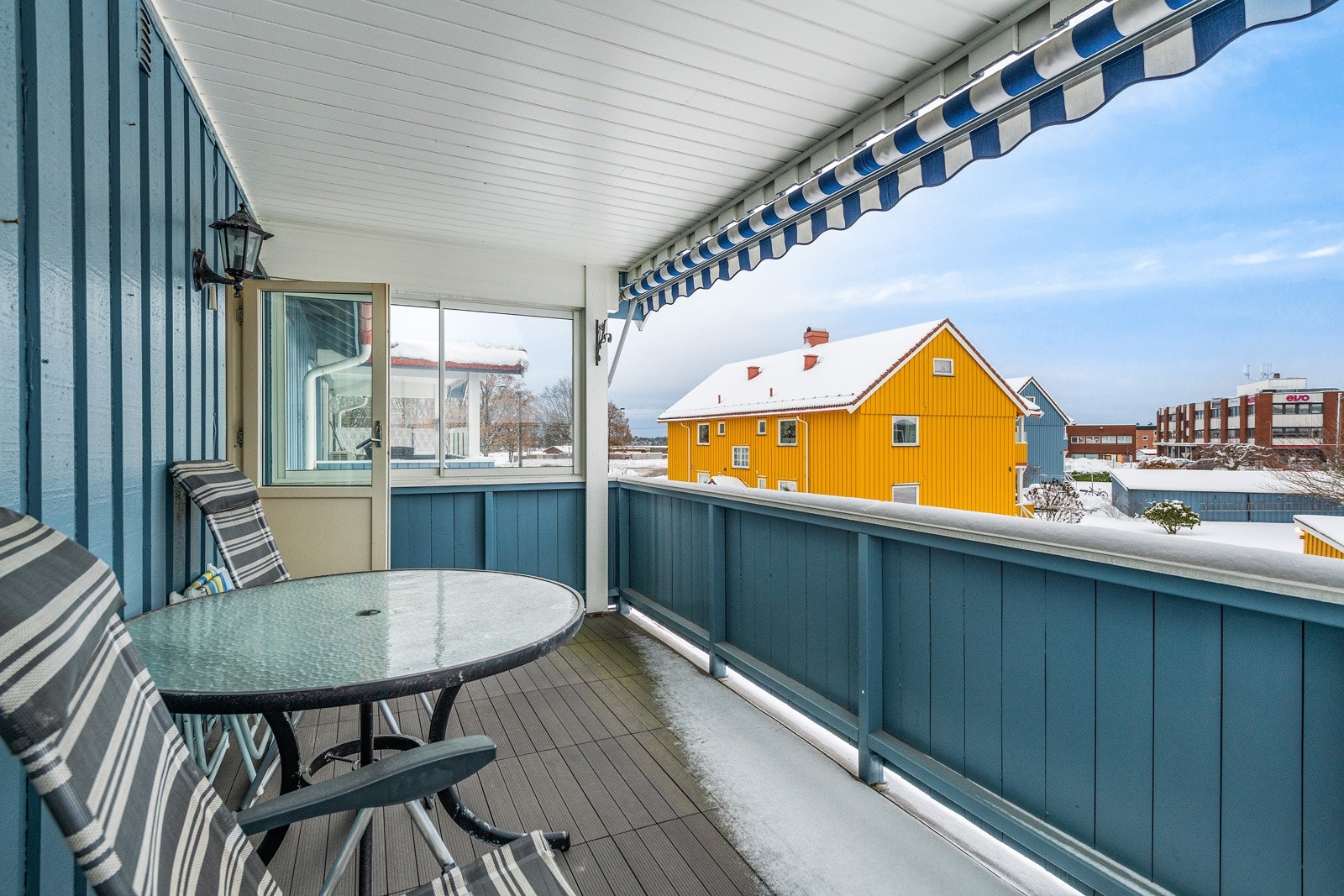 Leiligheten har en fin beliggenhet i 2. etasje med nydelig veranda Galleribilde