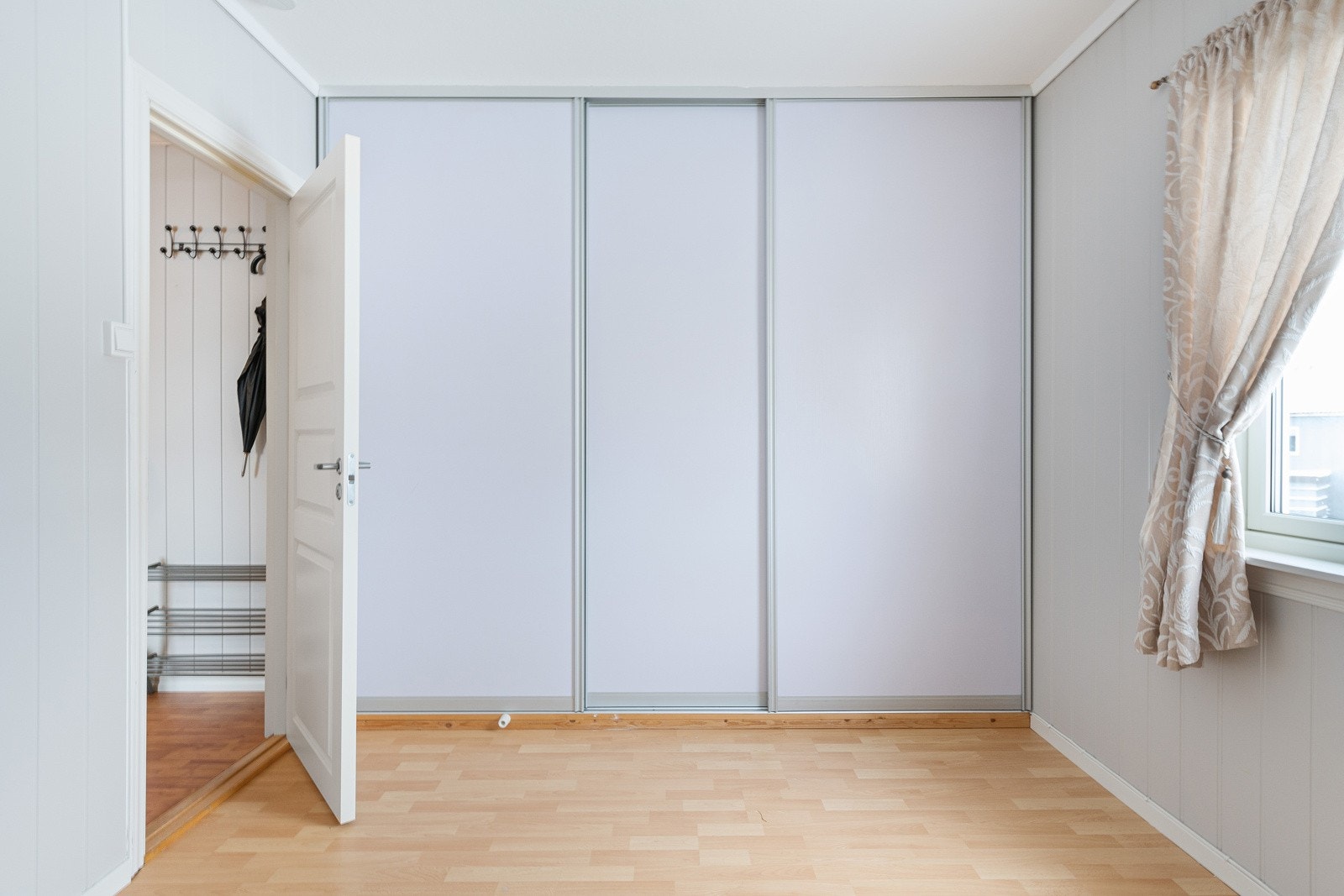 Skyvedørsgarderobe på soverom nr. 2 Galleribilde