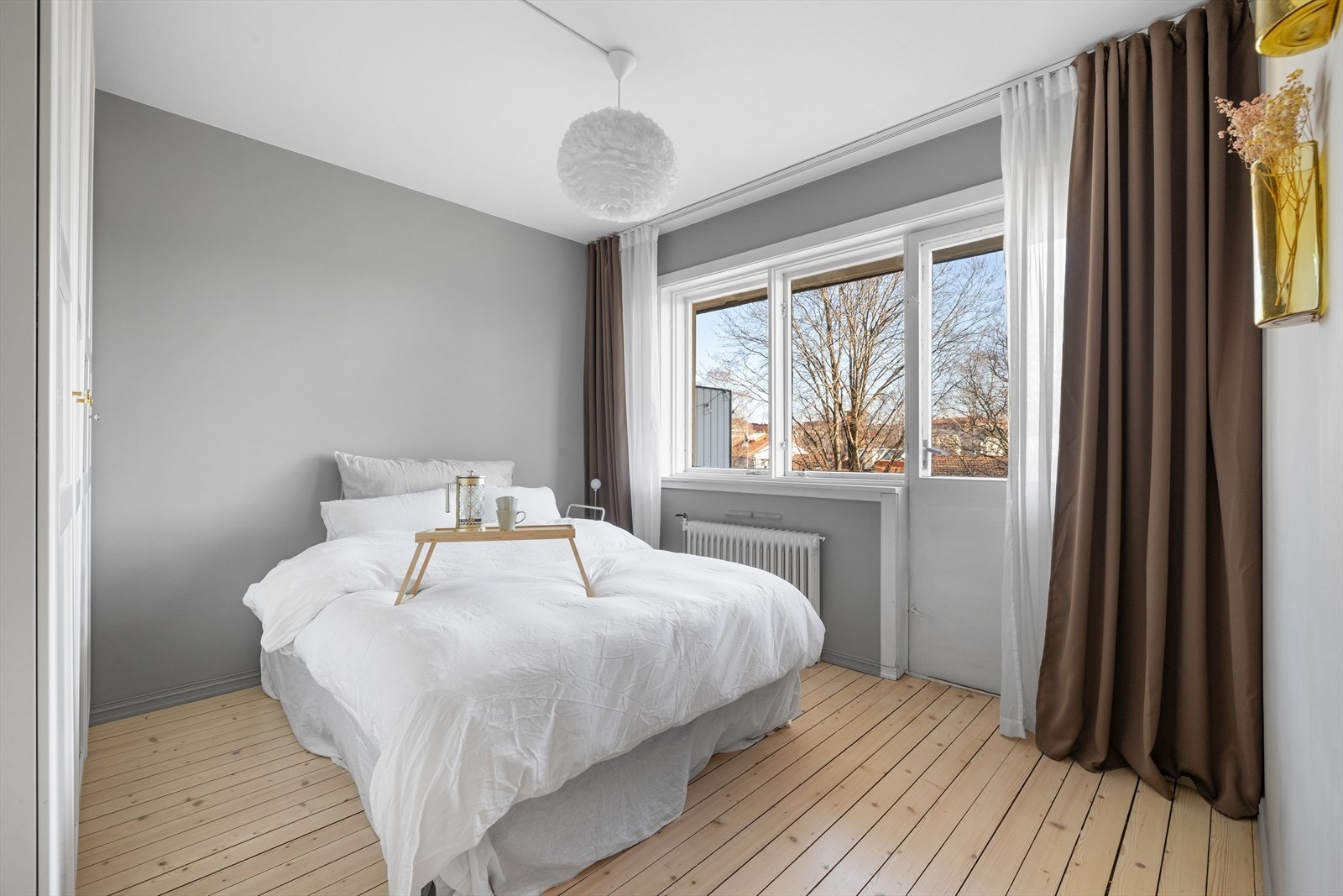 Lyst og trivelig hovedsoverom med plass til dobbeltseng. Galleribilde
