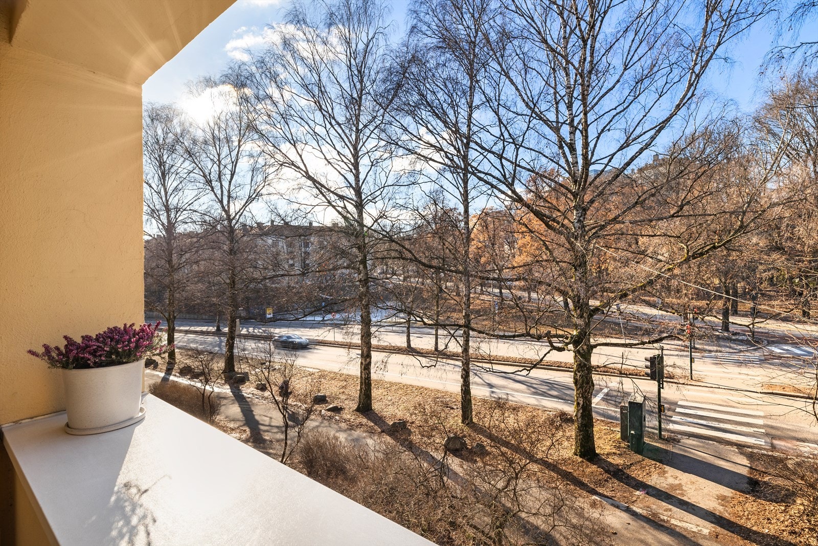 Vestvendt balkong på ca 2,5 kvm med ettermiddag- og kveldssol. Galleribilde