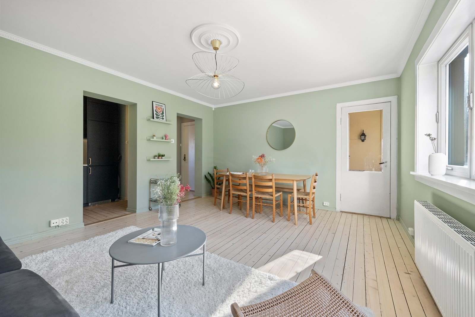 Lavt strømforbruk, ca. 1 000 kWh i året. Varmtvann og fyring er inkludert i felleskostnadene. Radiator under vinduet er skiftet i 2022. Galleribilde
