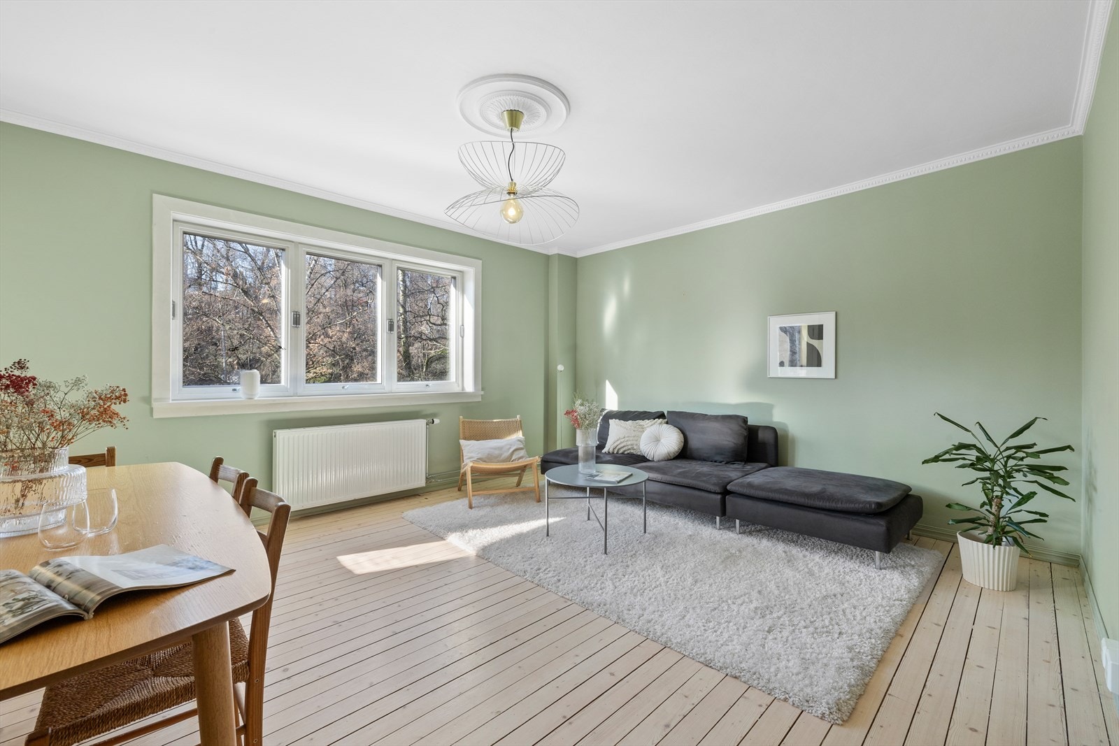 Romslig stue med store vindusflater som slipper inn rikelig med naturlig lys. Rommet har god plass til sofagruppe med tilhørende møblement, TV-benk og spisebord. Galleribilde