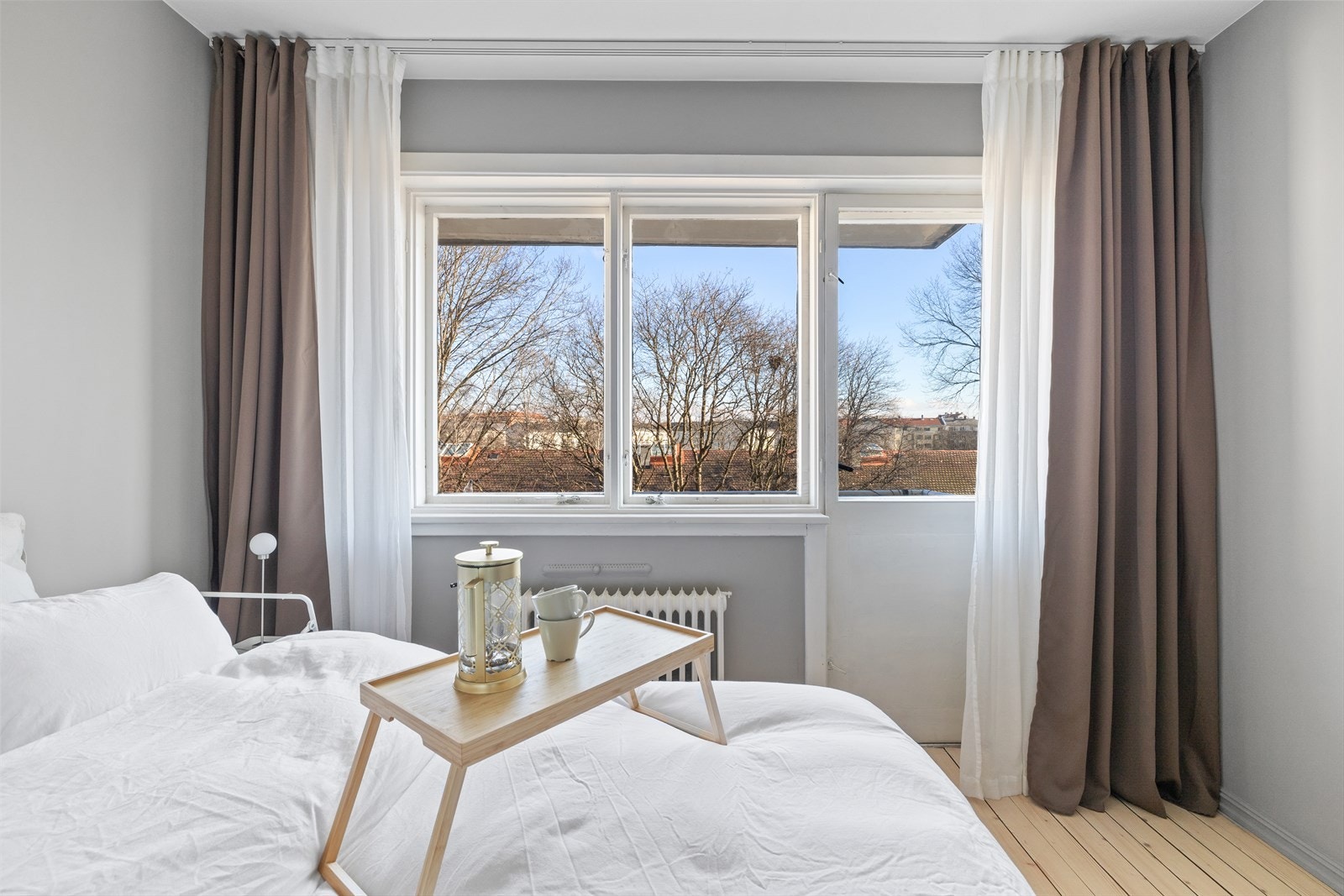 Rommet vender mot rolig, indre gårdsrom. Videre er det adkomst til østvendt balkong med gode solforhold. Galleribilde