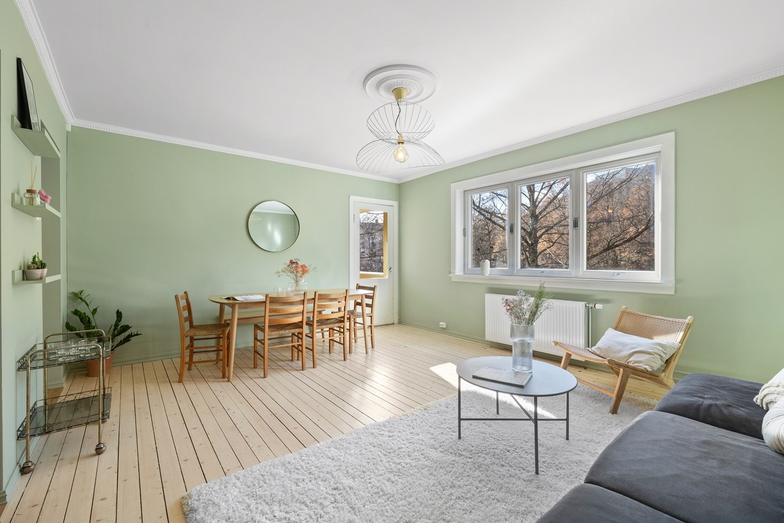 Leiligheten er oppgradert med nyeslipte originale gulv, sparklet og malt overflater, nytt kjøkken, etablert ekstra soverom, ny radiator i stue og oppgradert elektrisk. Alt utført i 2022! Galleribilde