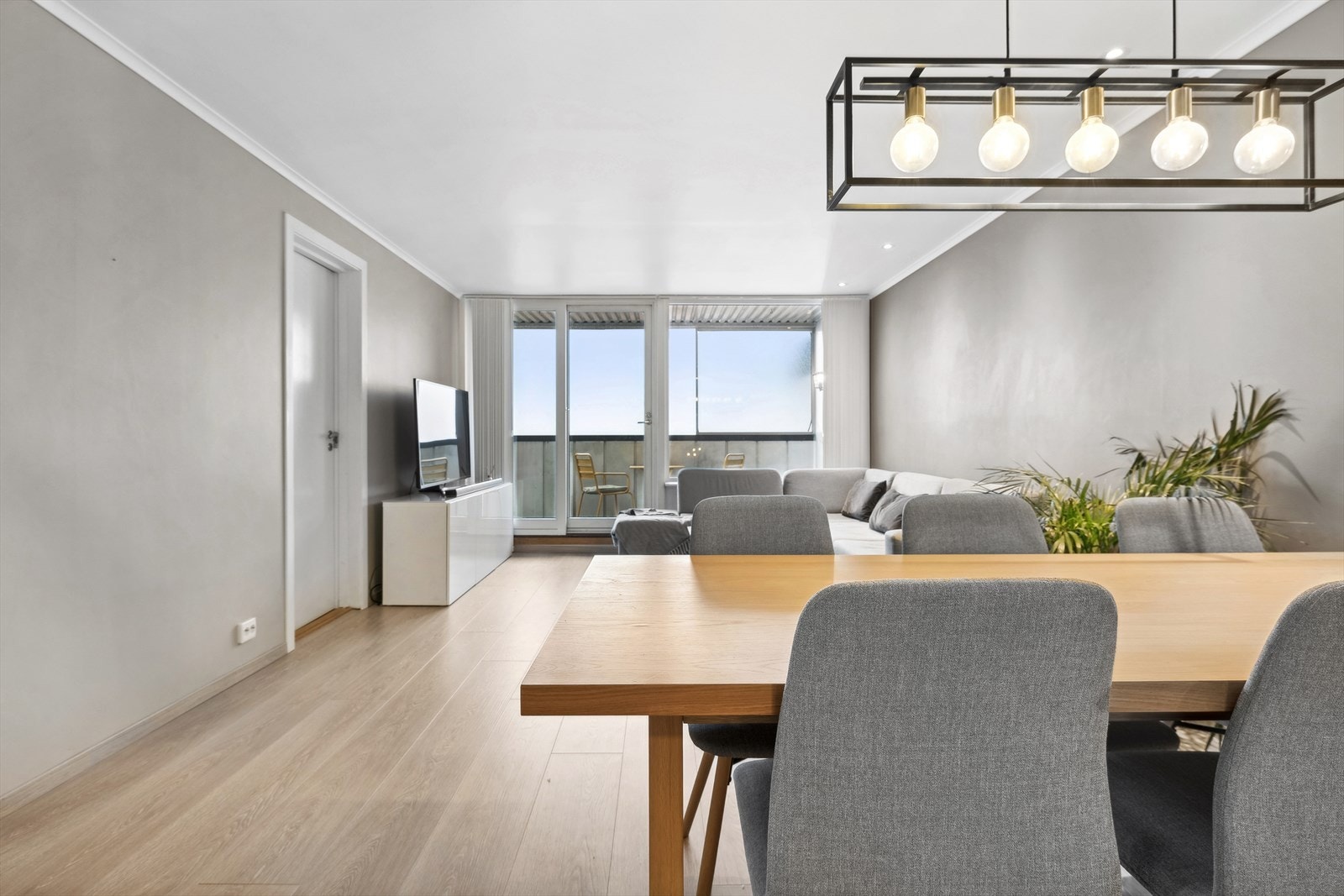 Gjennomgående i leiligheten er det laminat på alle gulv for uten om bad som er flislagt. Vegger er malt i lyse og tidsriktige fargevalg. Galleribilde