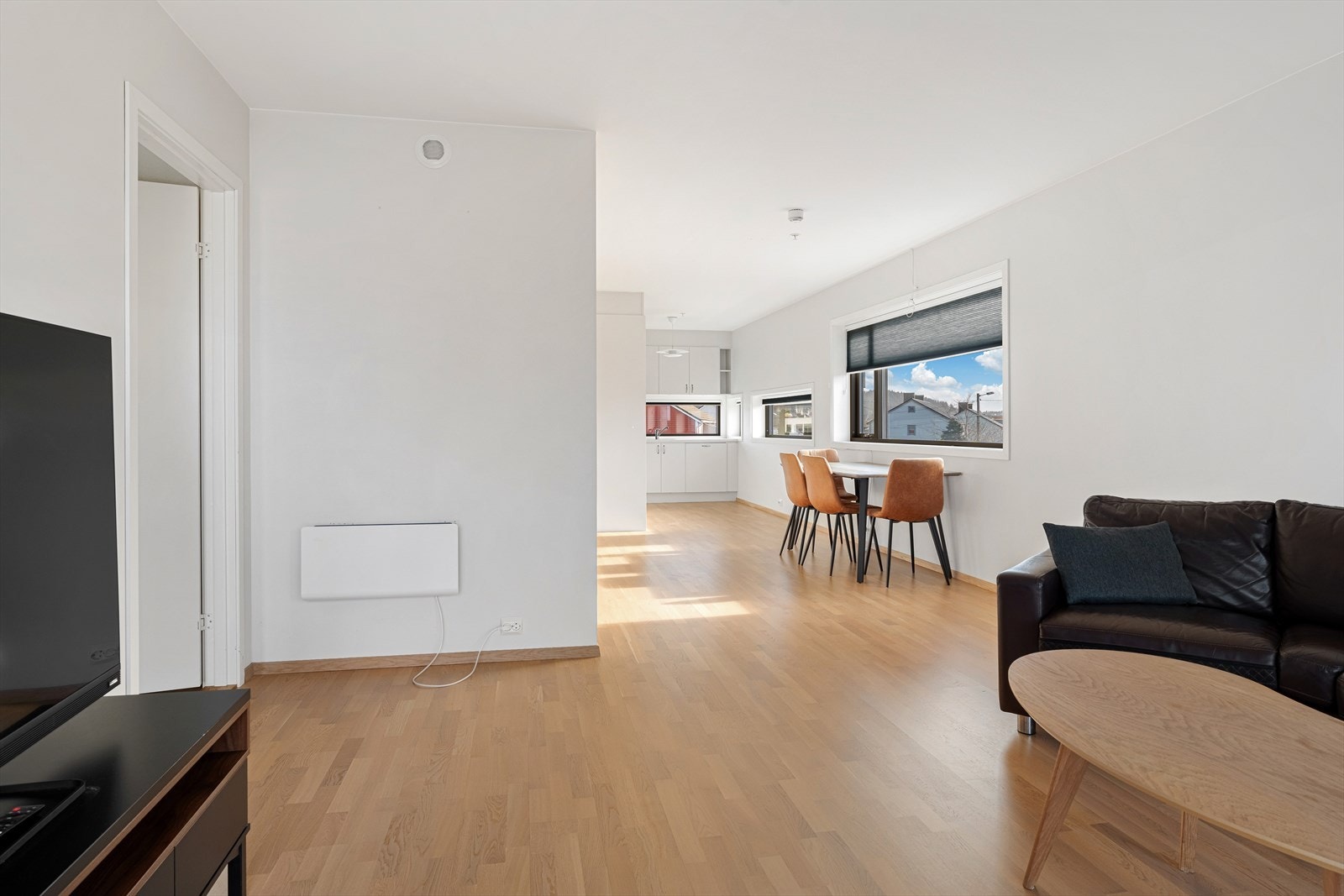 Hvitt og delikat kjøkken med god skap- og benkeplass Galleribilde