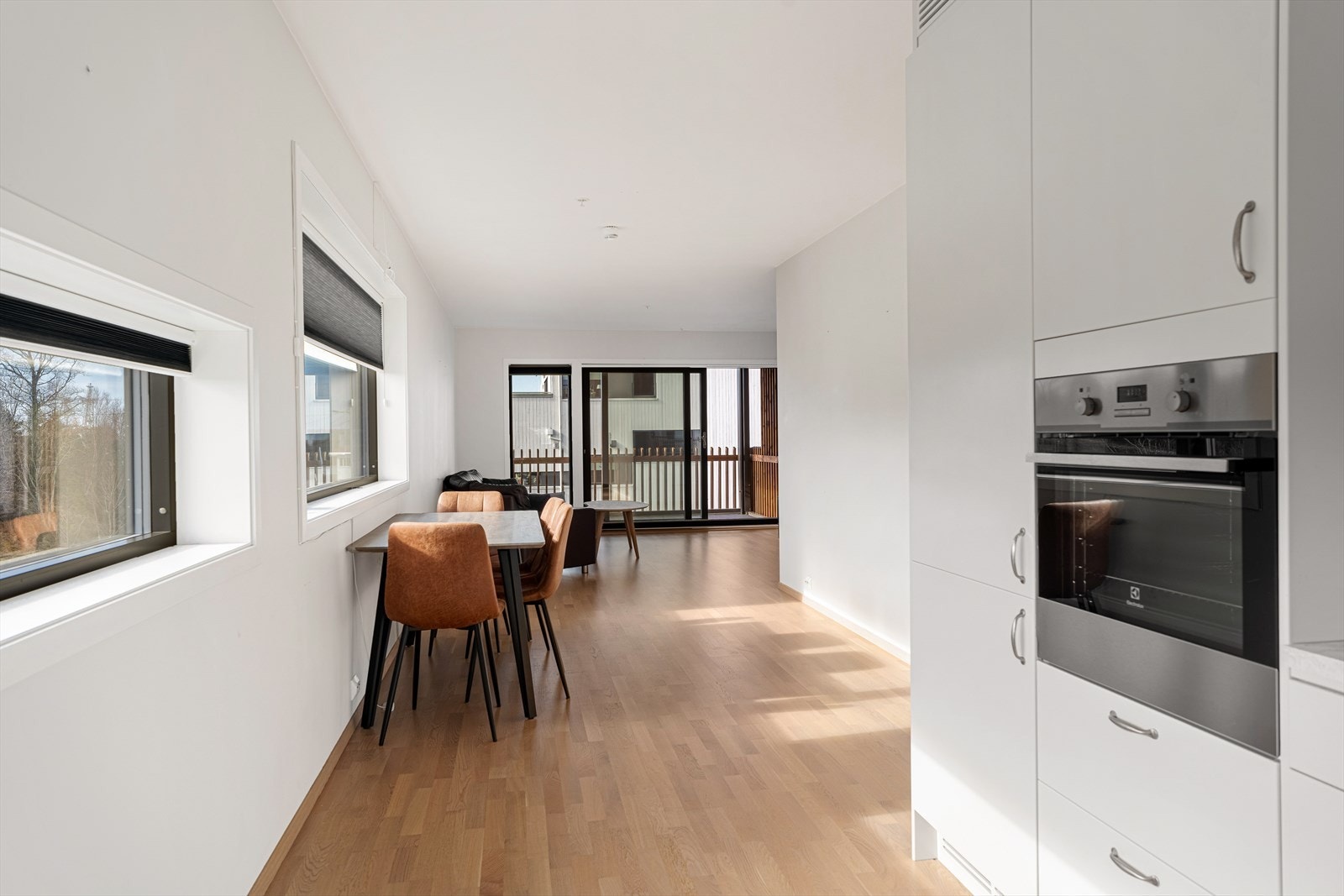 Moderne standard med lys eikeparkett, slette vegger og listfrie overganger mellom tak og vegg. Galleribilde