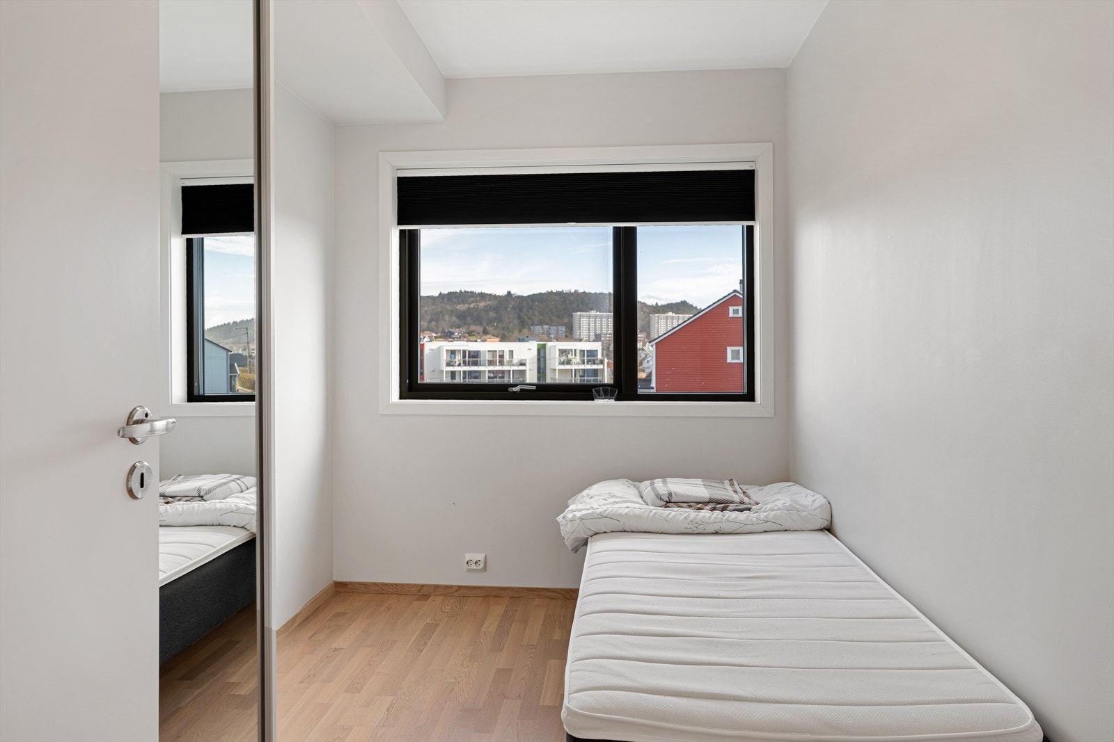 Soverom nr. 2 med skyvedørsgarderobe Galleribilde