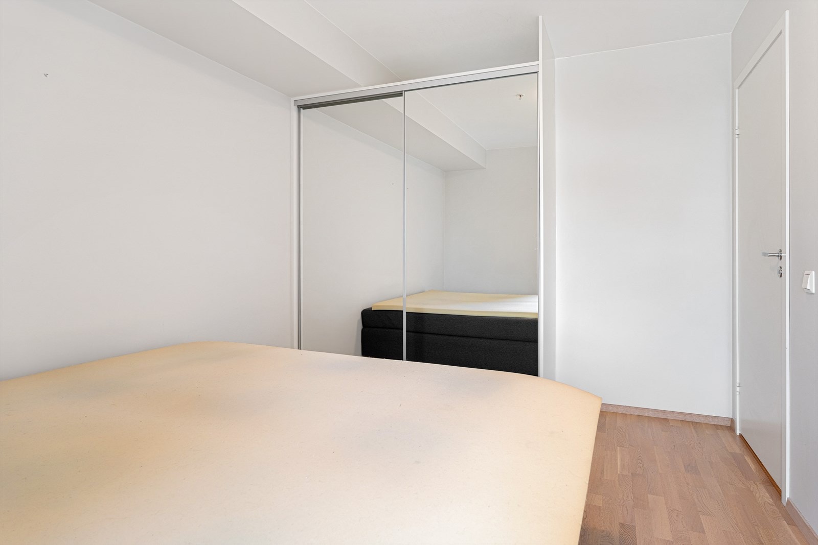 Romslige skyvedørsgarderobe Galleribilde