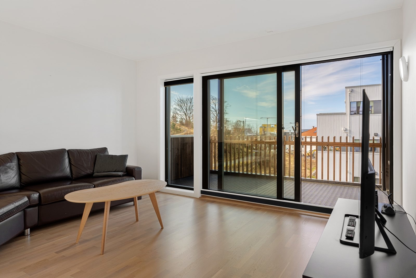 Gode møbleringsmuligheter med plass til både spisebord og sofagruppe Galleribilde