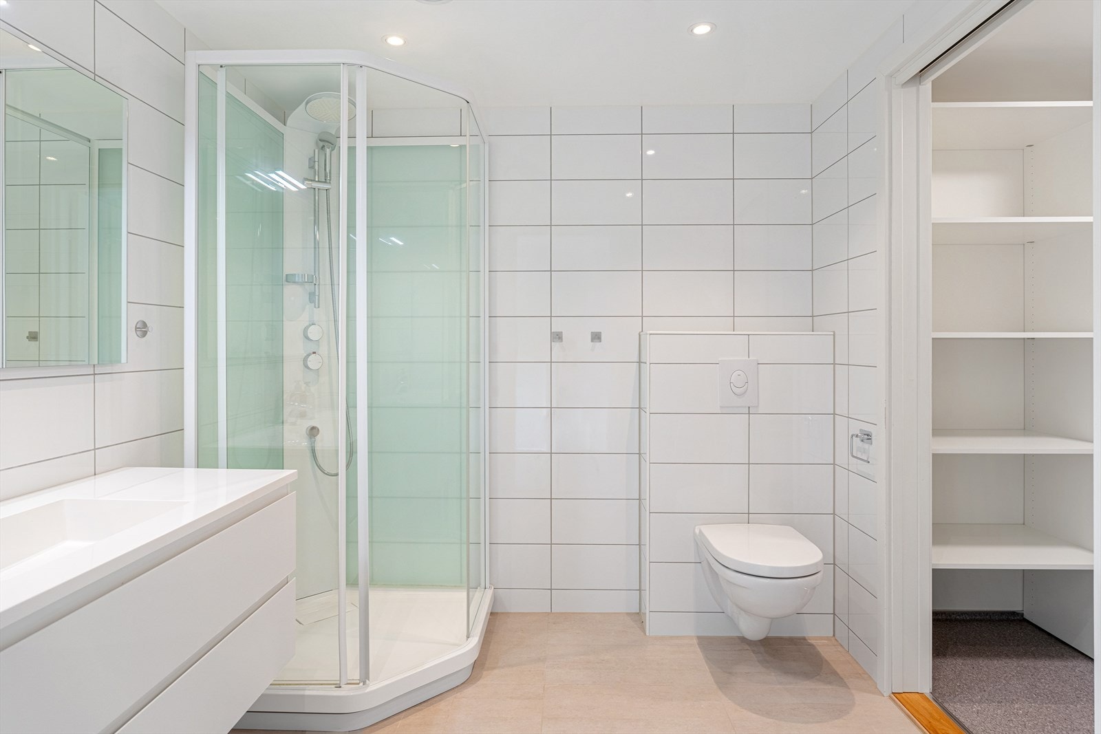 Helfliset bad med varmekabler i gulv. Galleribilde