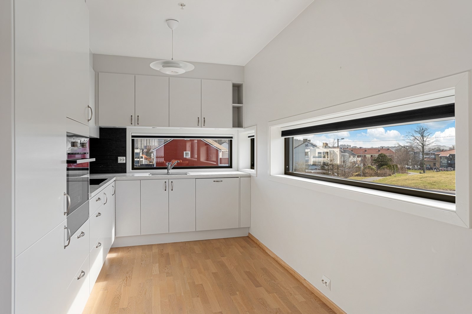 Endeleilighet med gjennomgående lys. Stue/kjøkken har vinduer i tre retninger, og med utsikt til Hollenderhaugen. Galleribilde